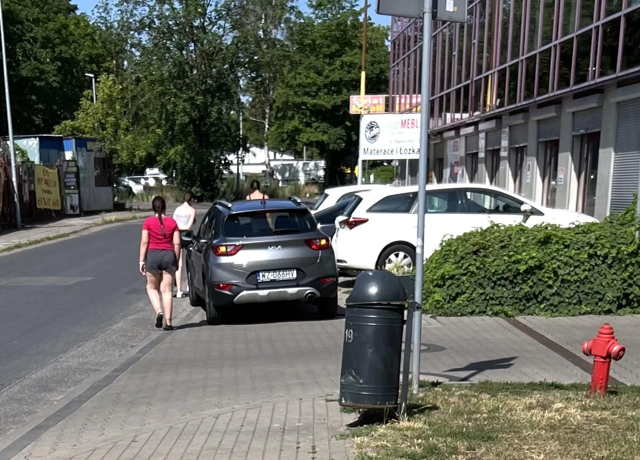 Dobre dwa metry dalej dało się prawidłowo zaparkować, ale przecież na chwilę można zaparkować w obrębie skrzyżowania blokując chodnik, przecież nikt tędy nie chodzi!