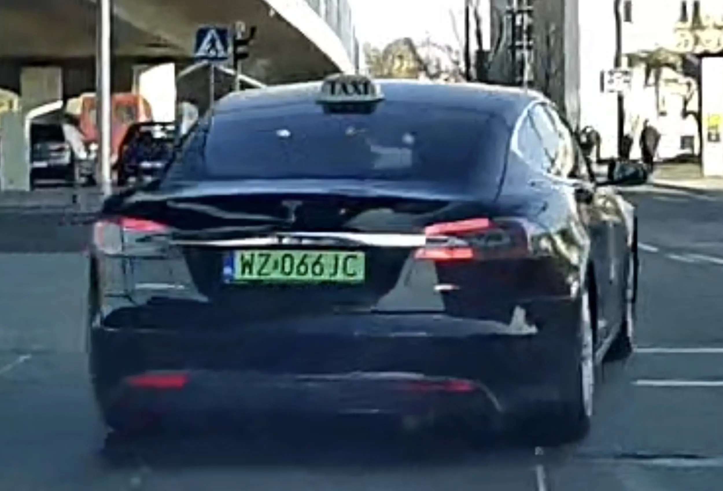 Prawo jazdy z czipsów, stuprocentowy daltonizm u złotówy. Na czerwonym wymusza na rondzie. Obejrzyj się na stopchamie wkrótce. Nie pozdrawiam.