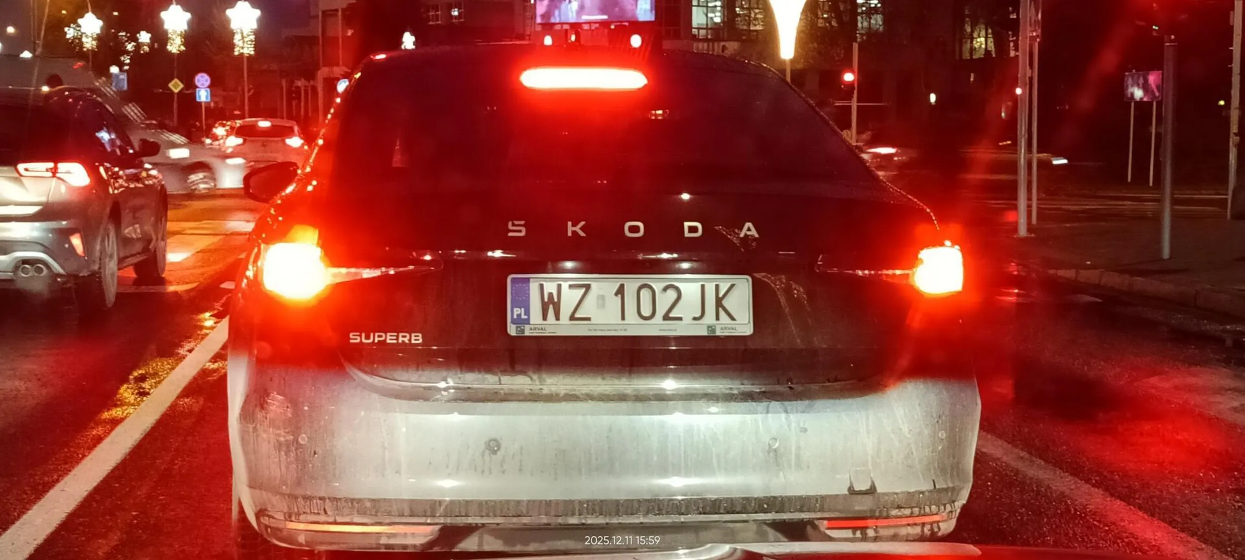 Kretyn jeśli już włącza kierunek przy zmianie pasa, to zdecydowanie po fakcie jak już jest na sąsiednim pasie. A zmiany pasa bez jakiegokolwiek sygnalizowania w gęstym ruchu miejskim nie są mu obce.