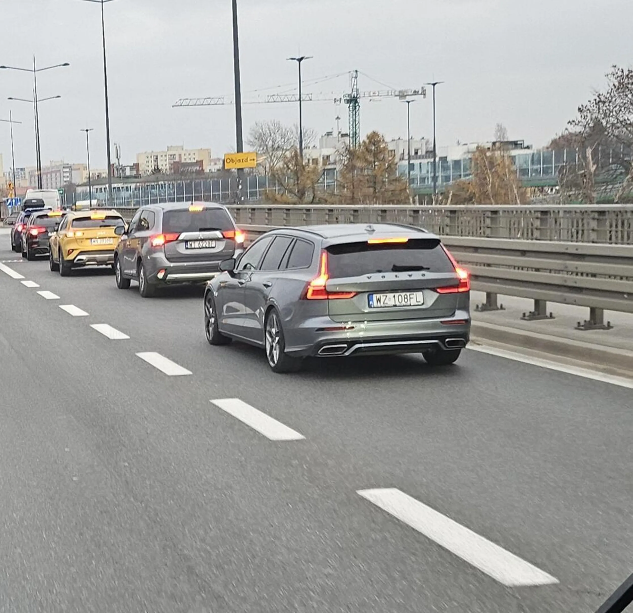 Chłopaczek jeździ po trasie łazienkowskiej jak po torze wyścigowym lawirując pomiędzy autami, żeby tylko przebić się na pusty buspas, z którego oczywiście nie ma prawa korzystać. Gdy dogoni autobus to oczywiście dynamicznie zmienia pas, żeby go wyprzedzić tuż przed maską auta na środkowym pasie. To wszystko oczywiście bez żadnych kierunkowskazów i bez mózgu. Mam nadzieję, że ktoś cię w końcu nagra i wyśle na policję bo jeździsz jak łajza