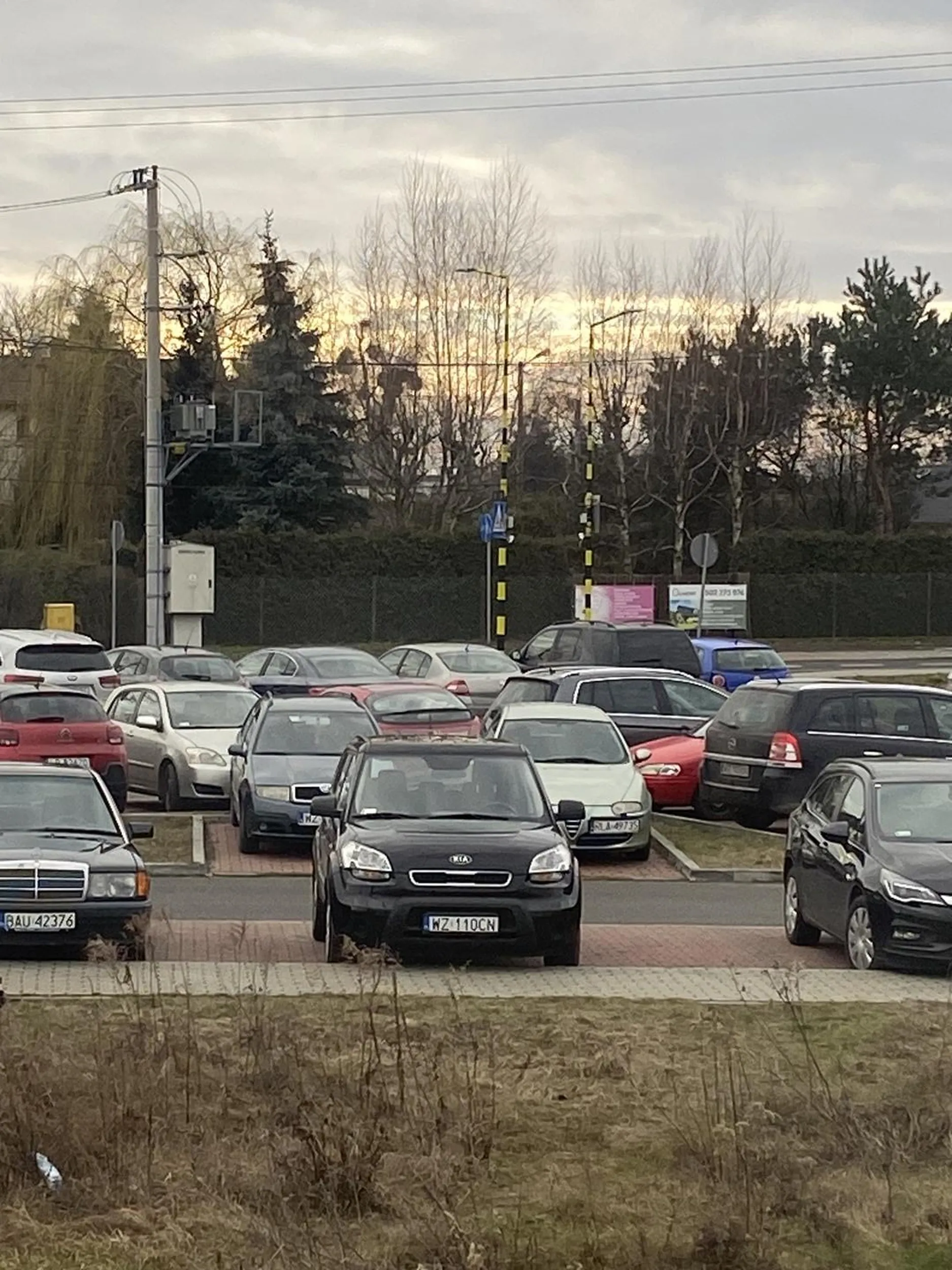 nieudacznik życiowy, nie mieści sie tym ścierwem na kołach na miejscu parkingowym