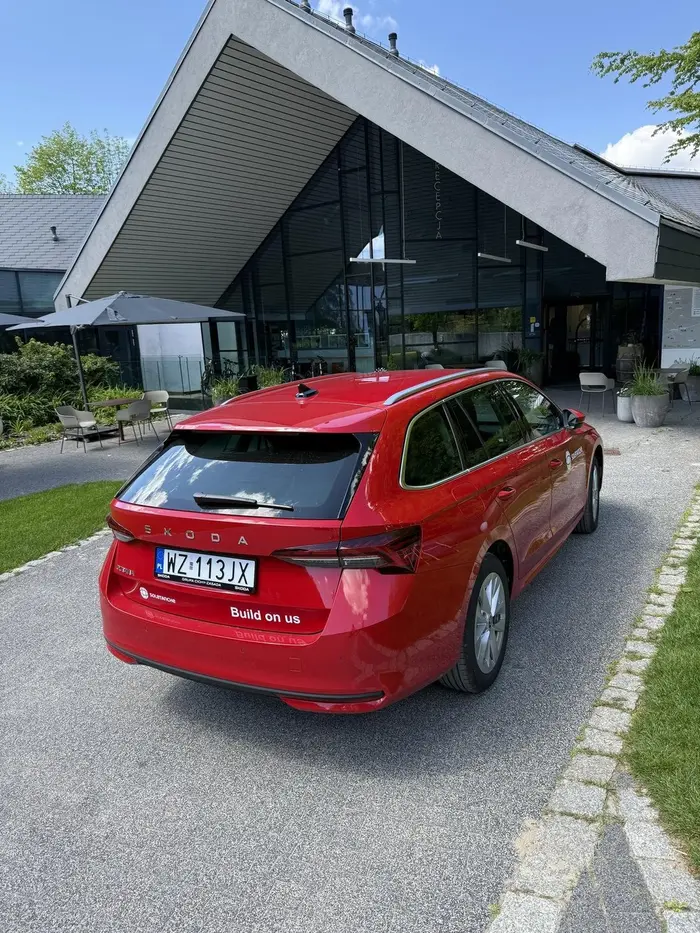 Typowy Skodziarz. Zachecamy by nastepnym razem wjechac do samej recepcji. Bo parking ktory jest 10m dalej to wielki problem dla ksiecia Skodziarstwa