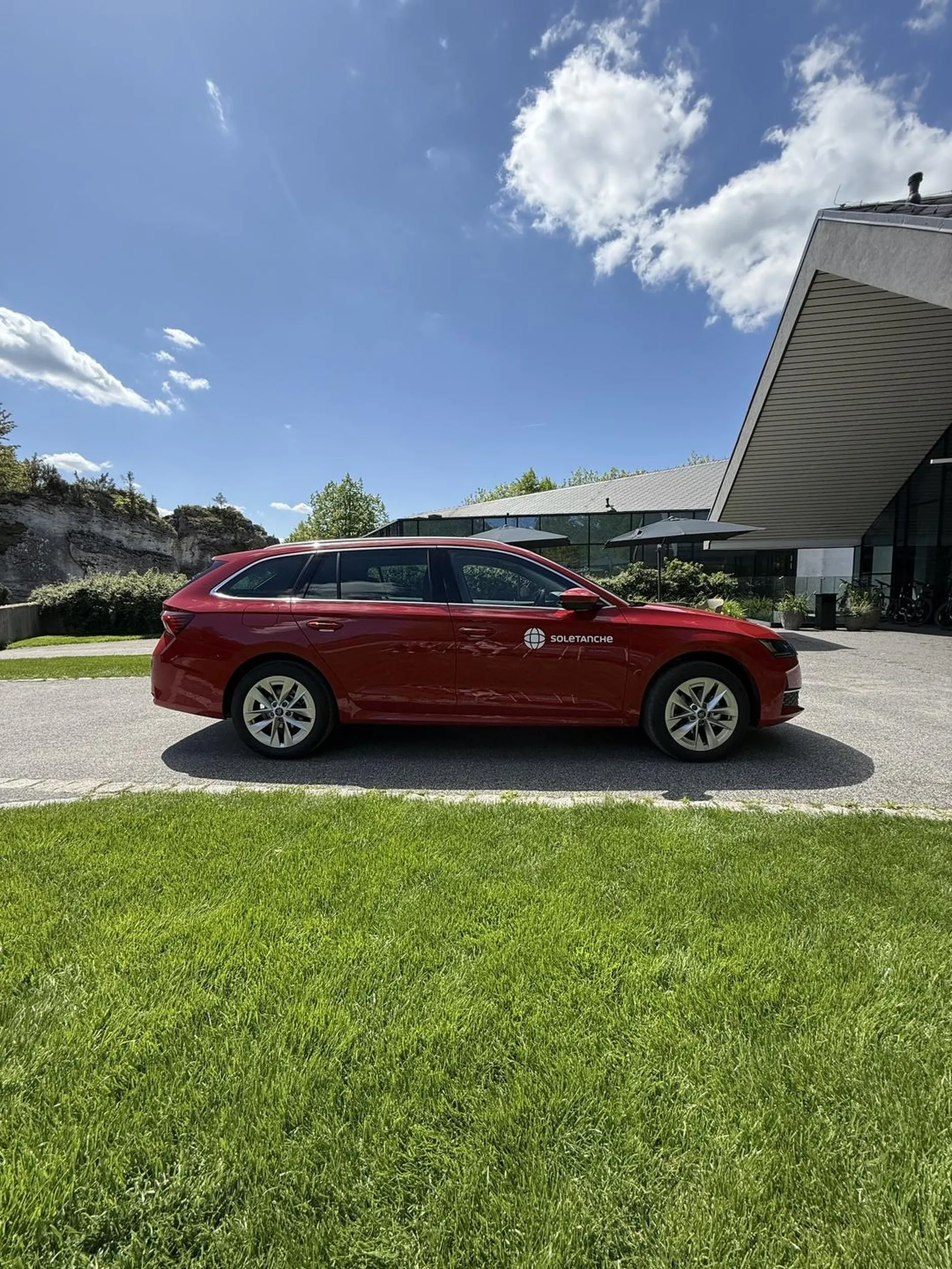 Typowy Skodziarz. Zachecamy by nastepnym razem wjechac do samej recepcji. Bo parking ktory jest 10m dalej to wielki problem dla ksiecia Skodziarstwa