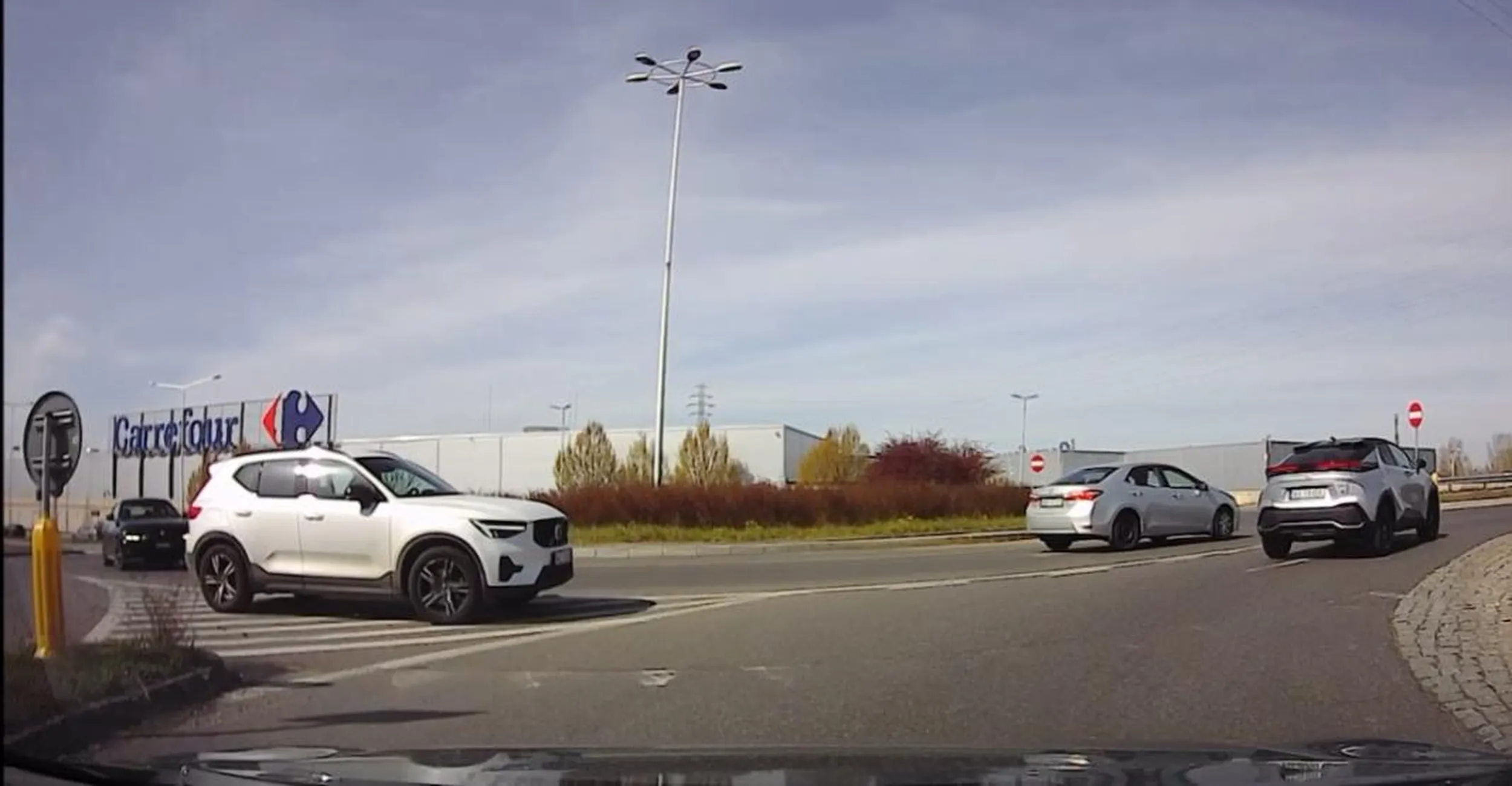 Babo, ciągłej na rondzie się nie przerywa i nie zajeżdza drogi wymuszając pierwszeństwo - naucz się jeździć, a środkowy palec lepiej włóż sobie w sama wiesz co