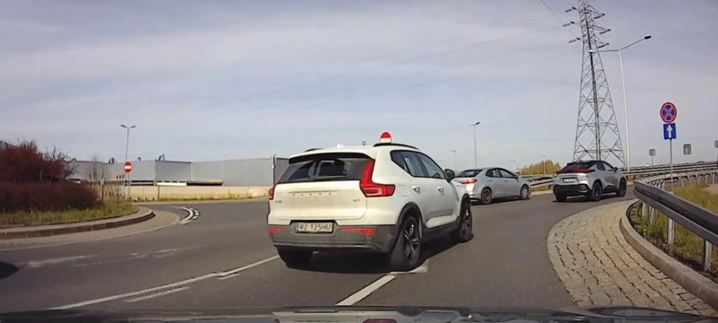 Babo, ciągłej na rondzie się nie przerywa i nie zajeżdza drogi wymuszając pierwszeństwo - naucz się jeździć, a środkowy palec lepiej włóż sobie w sama wiesz co