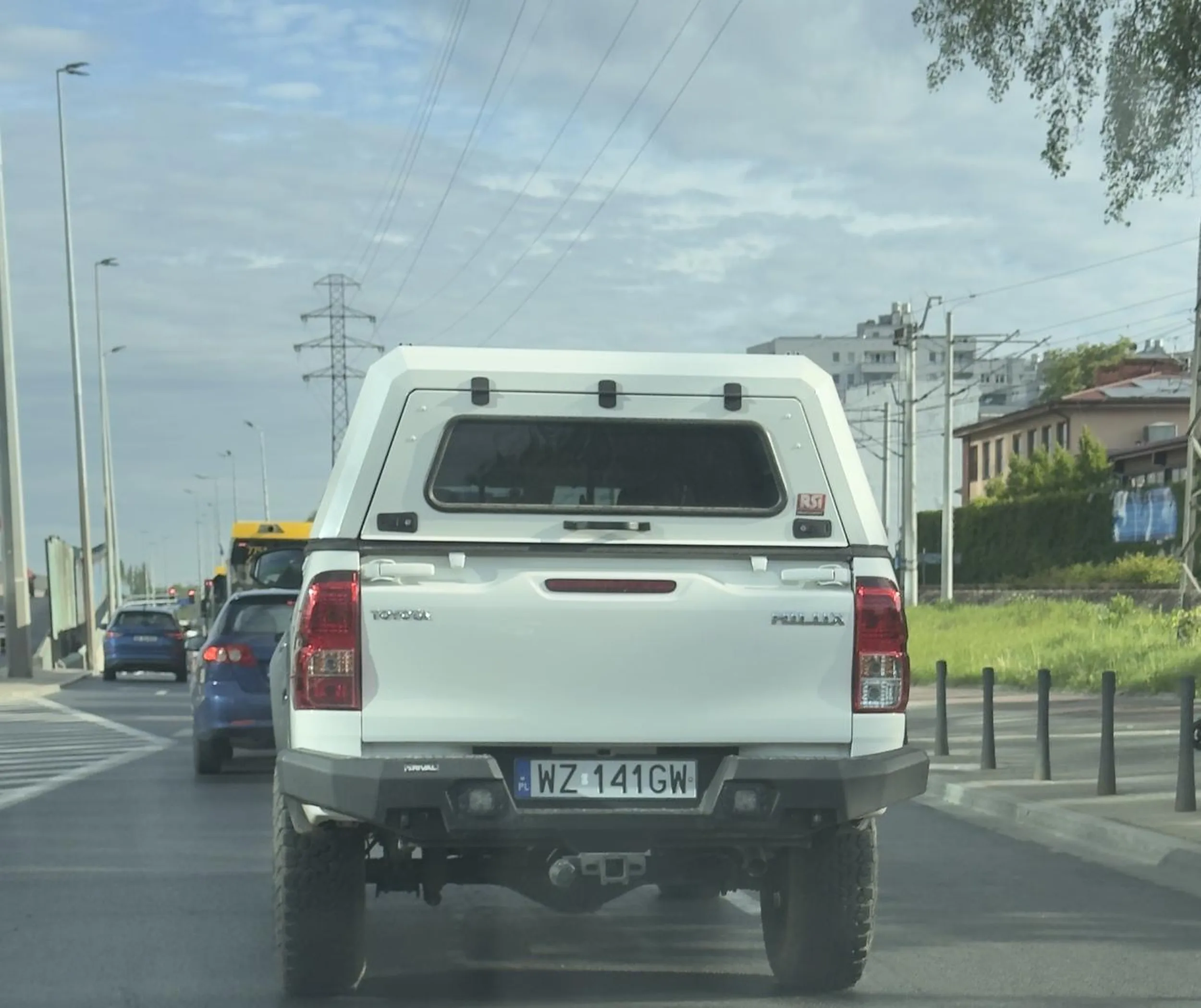 Na zachodnim w tunelu kończy się lewy pas ale cwaniaczek wjeżdża na ciebie i potem trąbi panisko że go nie wpuszczasz. Mało tego zajeżdża drogę i hamuje na Prymasa. Uważajcie
