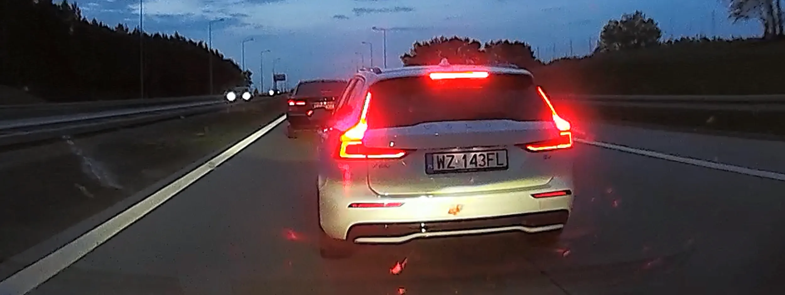 Agresywny kierowca, S8 w święta, jedziemy samochód za samochodem, a ten wariat najpierw podjeżdża pod zderzak, następnie wcisnął się z prawej i ostro hamuje prawie do zera, o mało nie doprowadzając do katastrofy, przez takich agresorów potem są zablokowane trasy szybkiego ruchu.