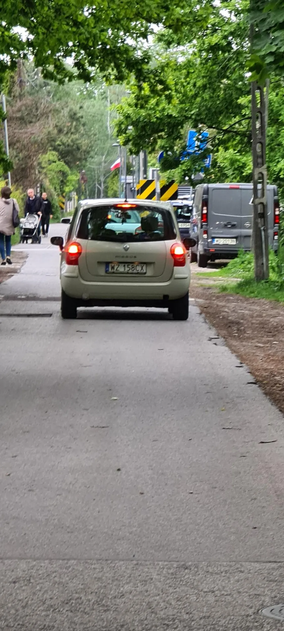 głupie babsko, nie patrzy jak jeździ po drodze osiedlowej. Mało nie rozjechała kolesia z wózkiem dziecięcym i nawet tego nie zauważyła