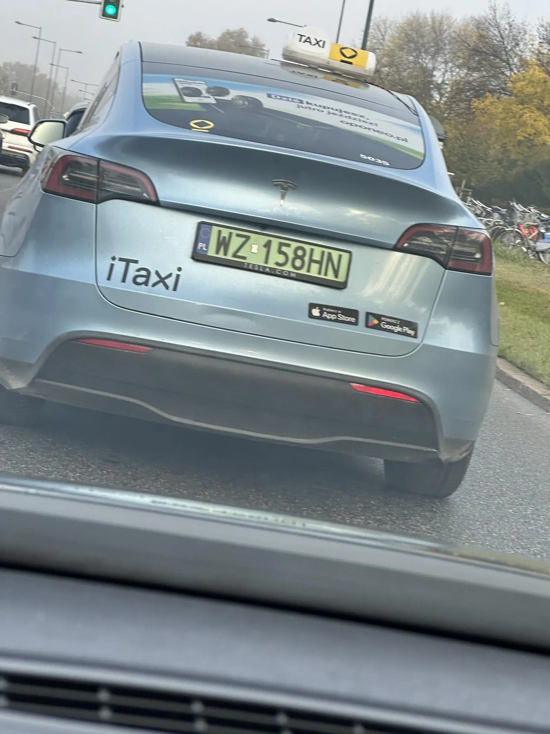 wyprzedza pasem zapasowym, wymusza pierwszeństwo