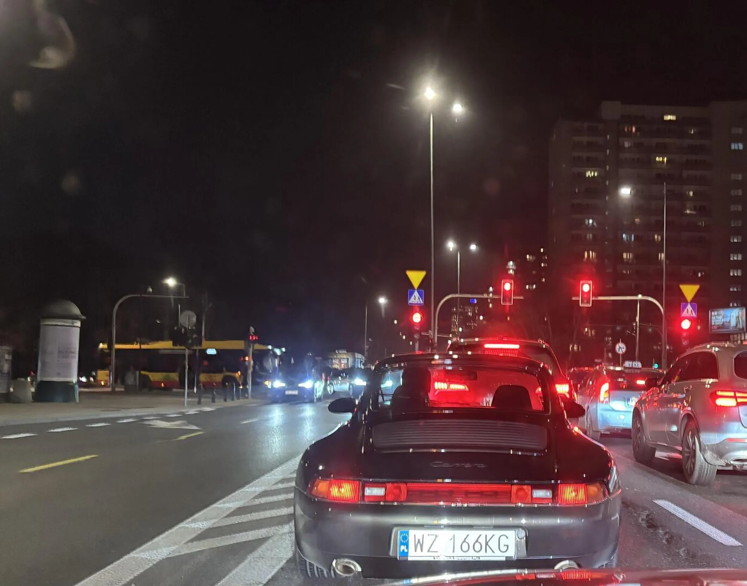 Skręca i zmienia pasy bez kierunkowskazów, w gęstym ruchu, nie zważając na innych użytkowników drogi. Totalny brak kultury i umiejętności jazdy. Takie coś powinno się eliminować z dróg na zawsze.