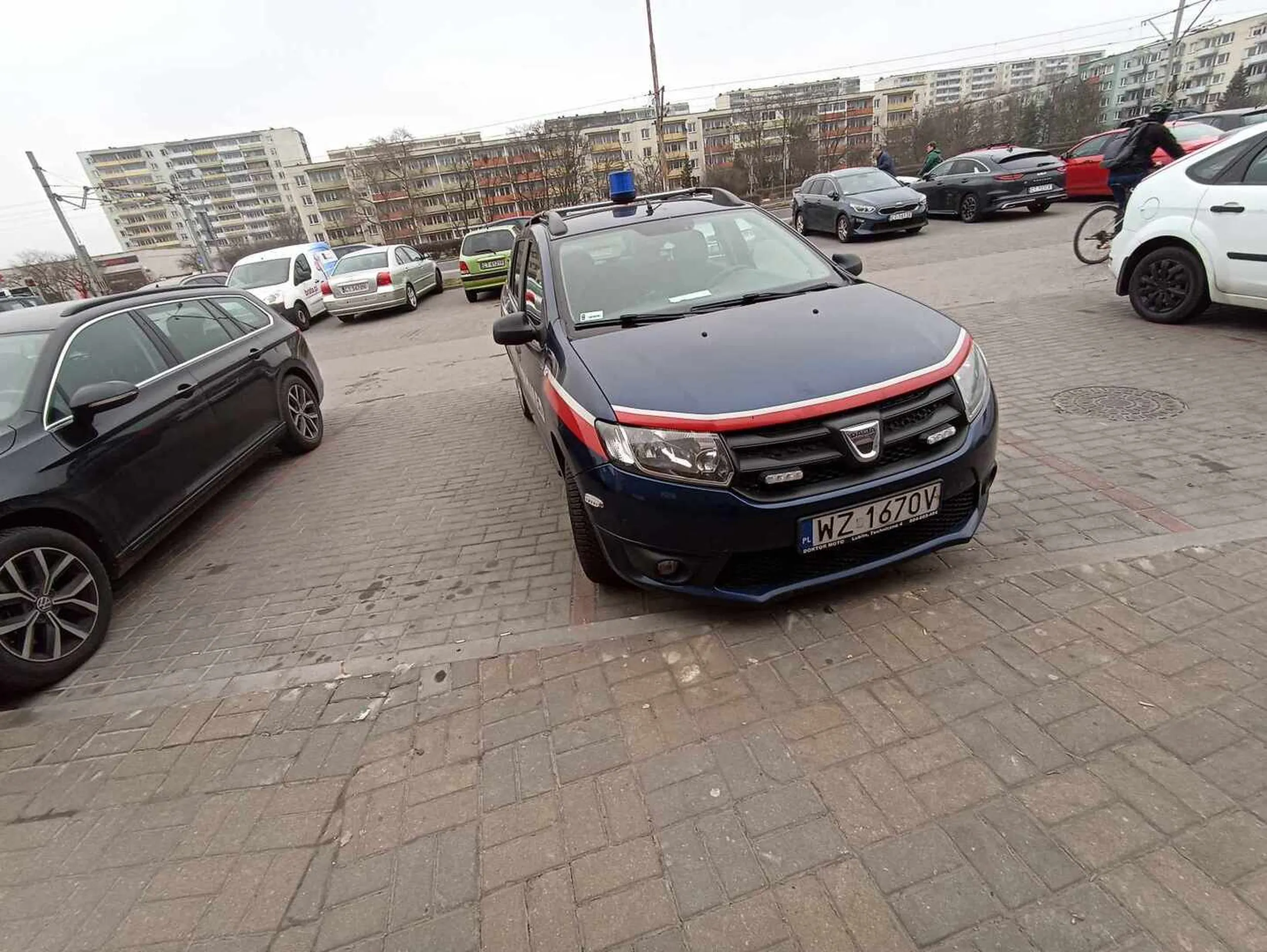 Kierująca pojazdem kobieta wepchnęła się za mną tuż za zderzakiem na parking nie pozwalając mi zaparkować tyłem, mimo wyraźnej mojej sygnalizacji, następnie wysiadła z auta, zaczęła ostentacyjnie zakładać kurtkę na miejscu obok i pokazywać mi palcem zakazując parkowania w tym miejscu, przez cały ten czas nie była włączona jej sygnalizacja dla pojazdów przywilejowanych, a zdarzenie miało miejsce pod sklepem spożywczym i paczkomatem