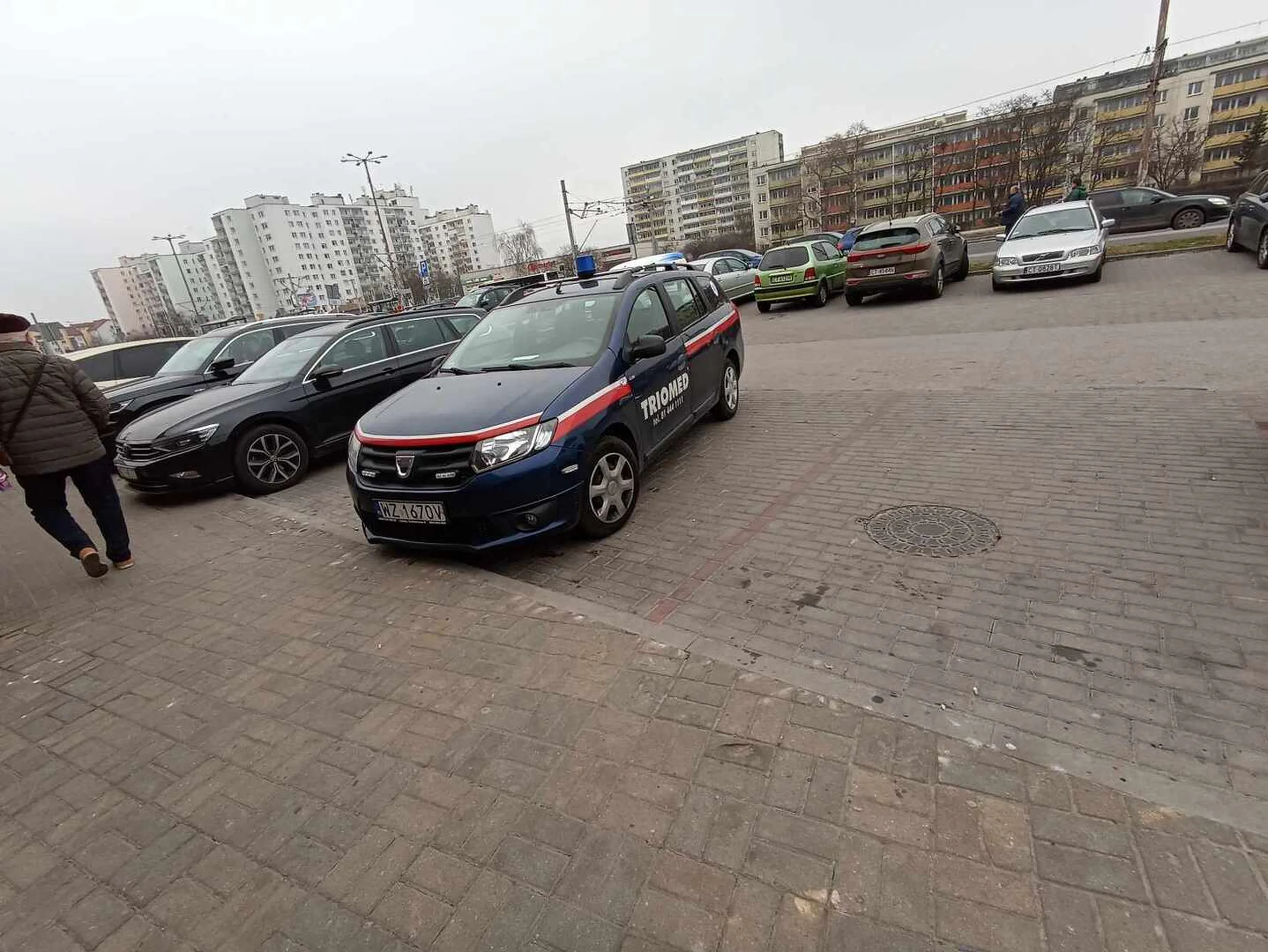 Kierująca pojazdem kobieta wepchnęła się za mną tuż za zderzakiem na parking nie pozwalając mi zaparkować tyłem, mimo wyraźnej mojej sygnalizacji, następnie wysiadła z auta, zaczęła ostentacyjnie zakładać kurtkę na miejscu obok i pokazywać mi palcem zakazując parkowania w tym miejscu, przez cały ten czas nie była włączona jej sygnalizacja dla pojazdów przywilejowanych, a zdarzenie miało miejsce pod sklepem spożywczym i paczkomatem