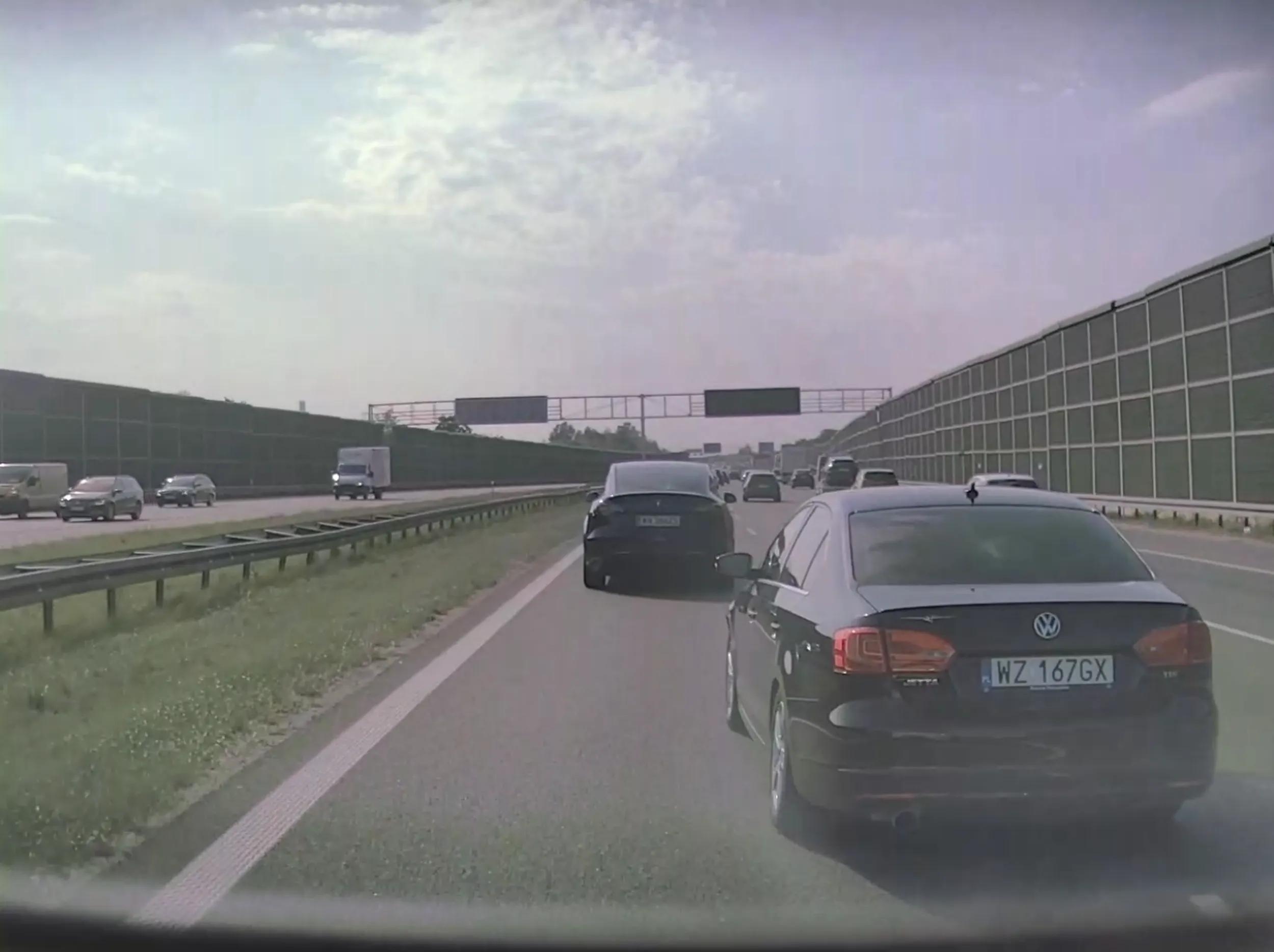 Wcina się na chama na autostradzie.