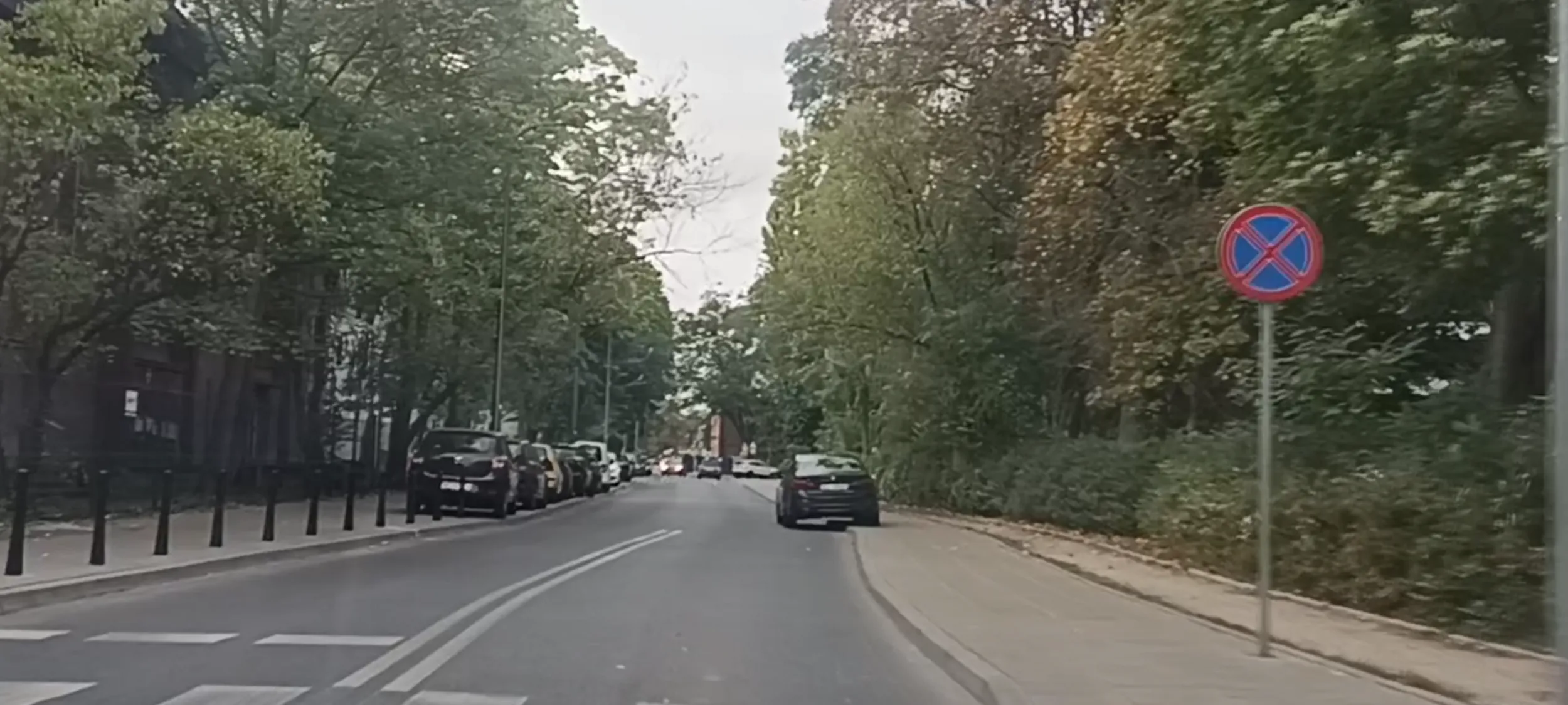 Wrak stoi na zakazie zatrzymywania się i postoju