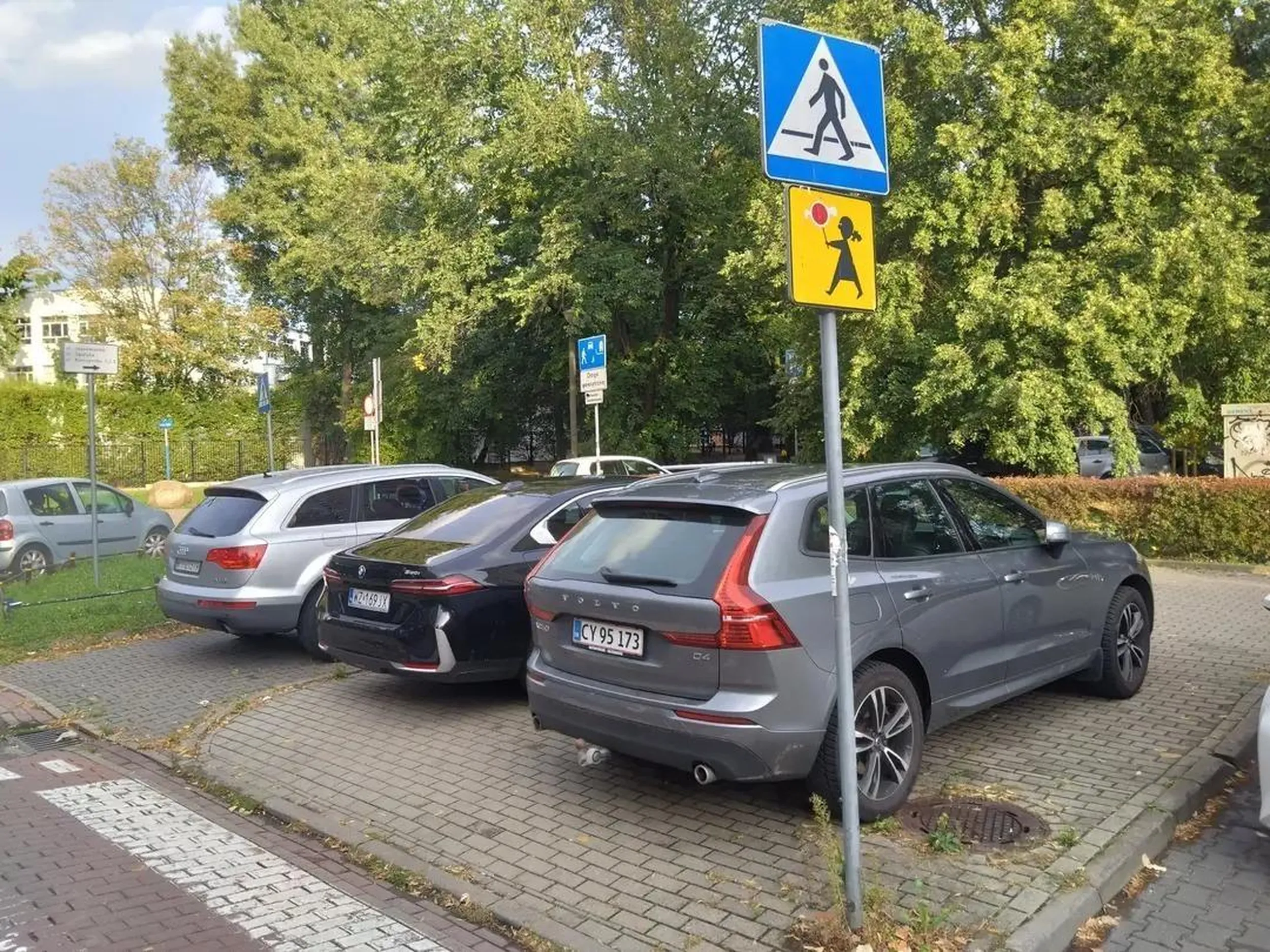 Parkowanie na chodniku na przejściu dla pieszych