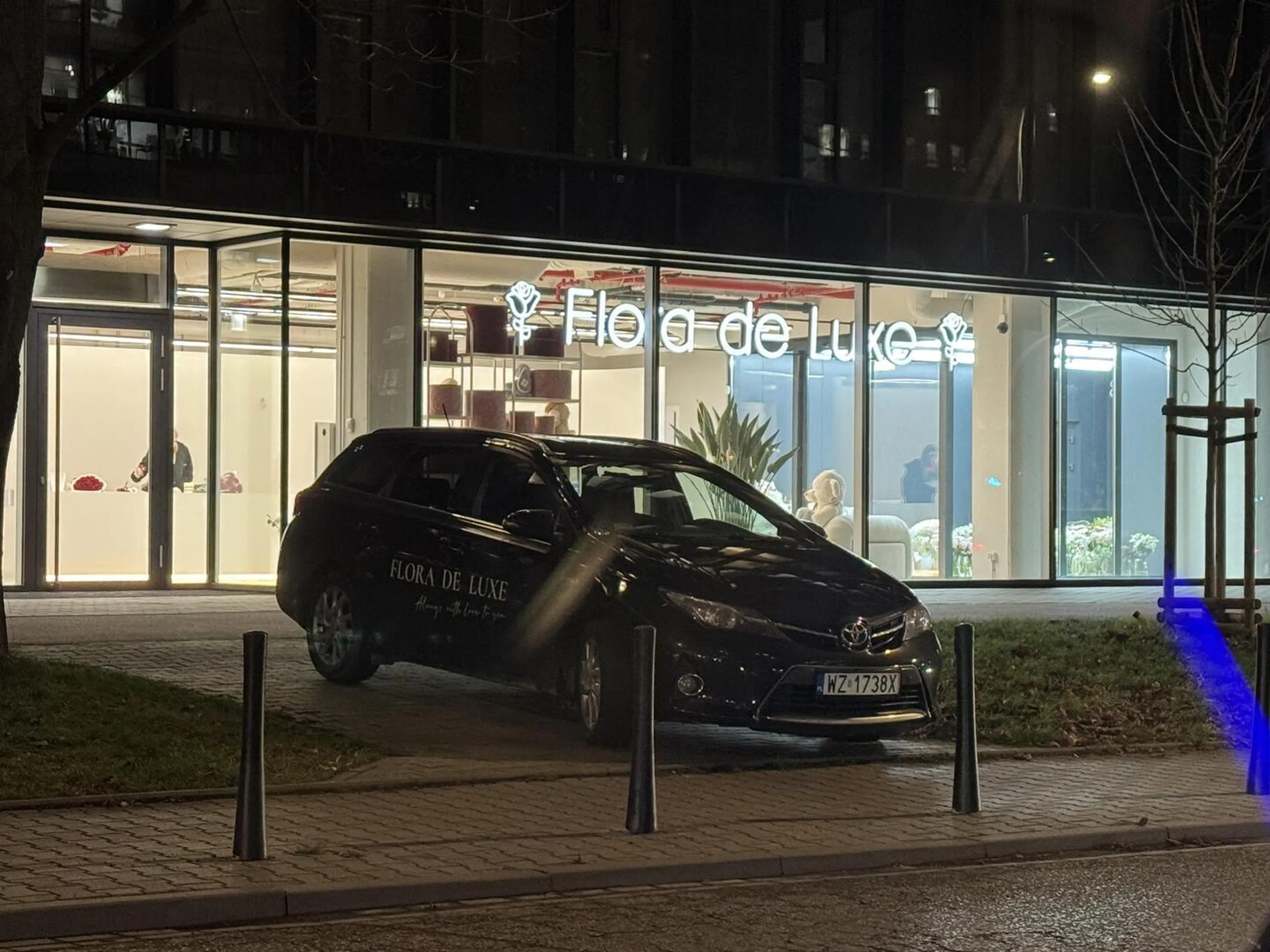 Jazda po chodniku i pasie zieleni. Super reklama dla kwiaciarni ;)