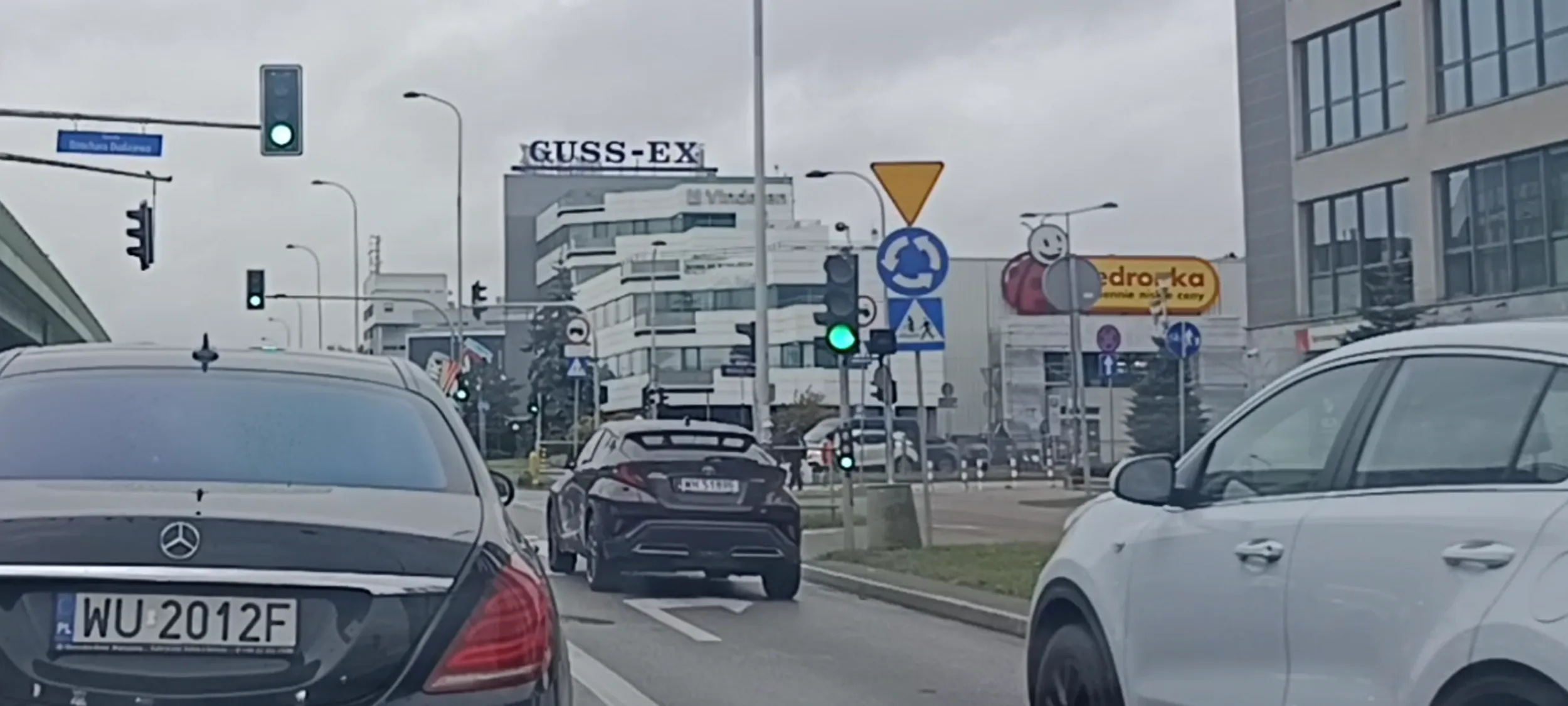 Nielegalny przejazd E złomem  przez rondo prosto z pasa wyłącznie do skręcania w prawo.