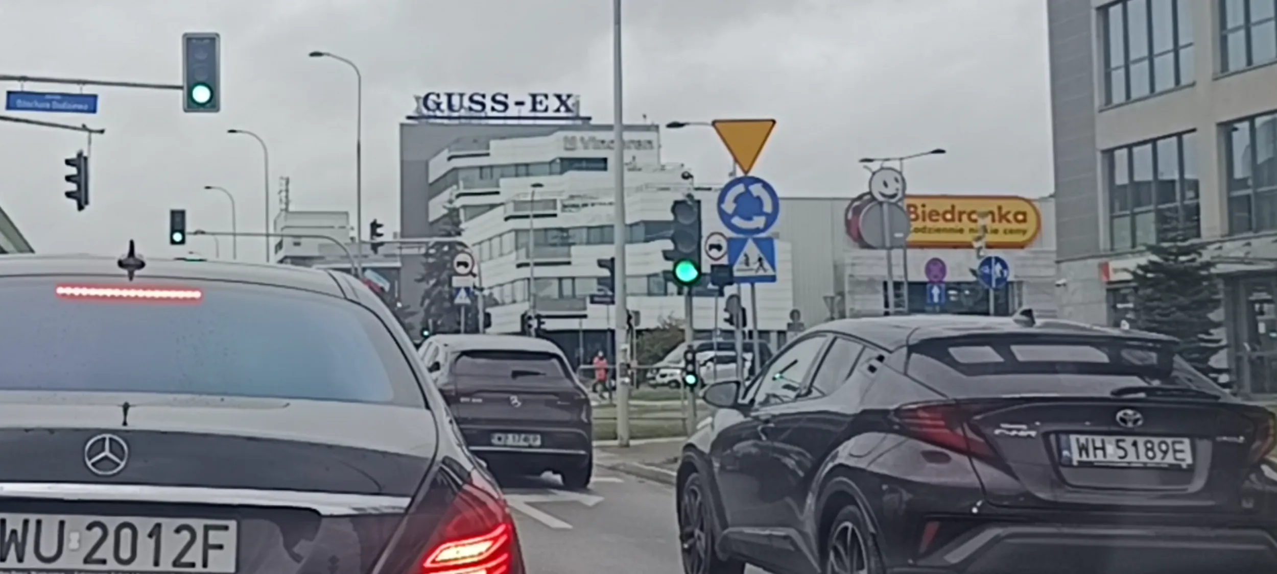 Nielegalny przejazd E złomem  przez rondo prosto z pasa wyłącznie do skręcania w prawo.