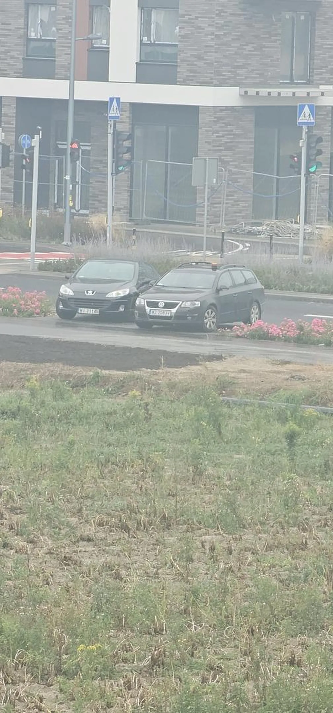 To nie jest miejsce do parkowania, świeżo oddana ścieżka rowerowa na przedłużeniu drogi Człuchowskiej do Rayskiego. Wracaj do siebie na wieś.