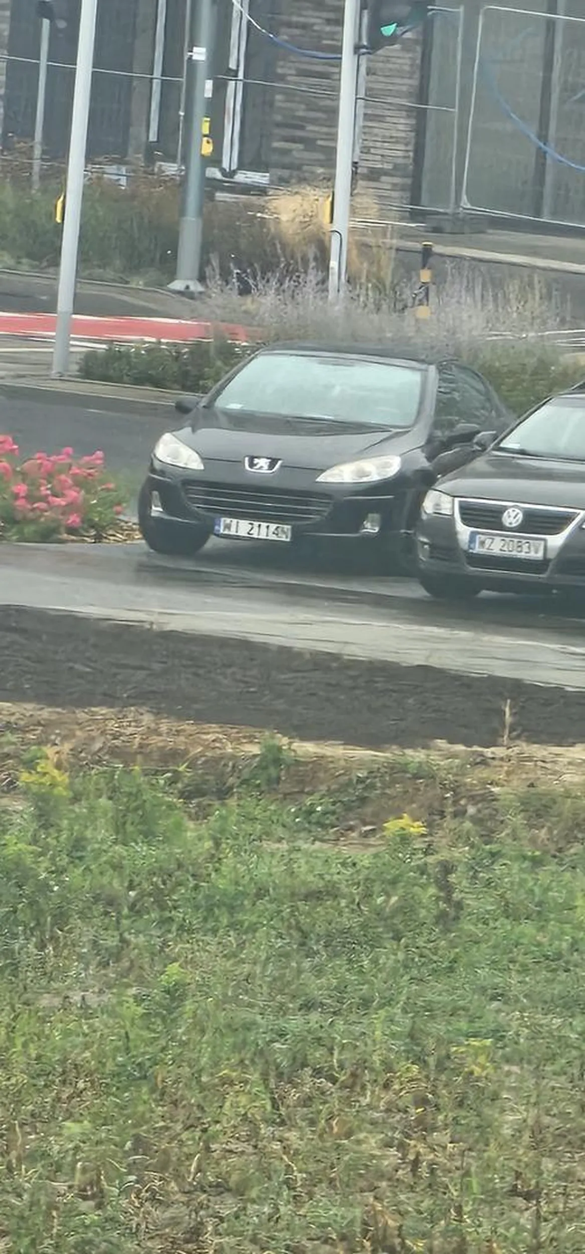 To nie jest miejsce do parkowania, świeżo oddana ścieżka rowerowa na przedłużeniu drogi Człuchowskiej do Rayskiego. Wracaj do siebie na wieś.