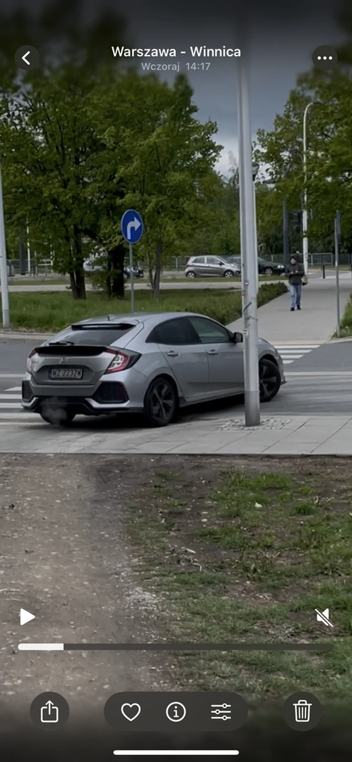 Męda jest bezczelna i jeździ po chodniku i przejściówka pieszych