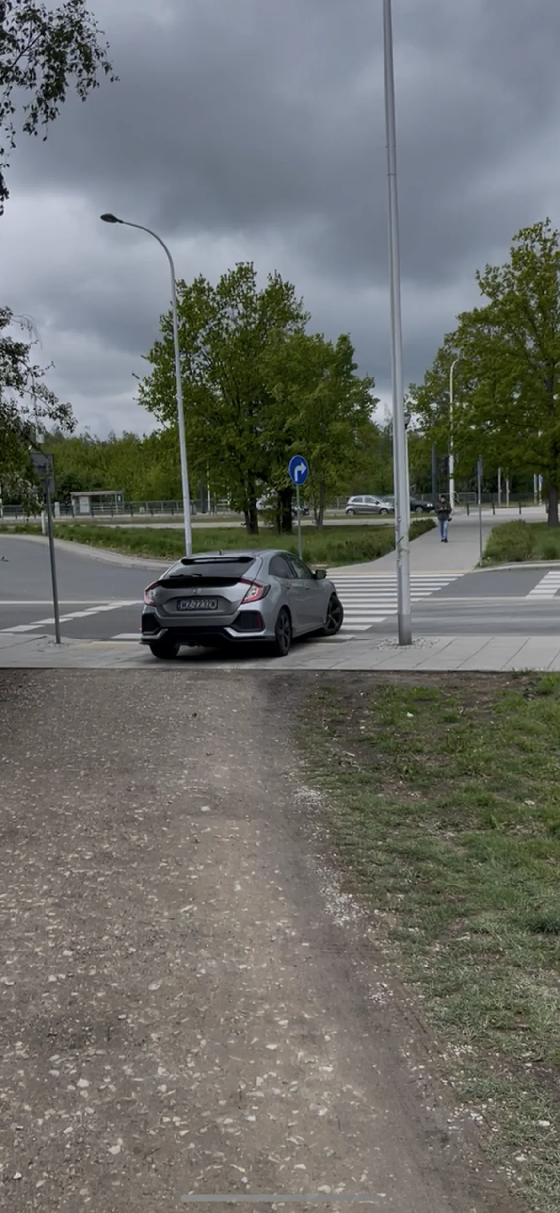 Męda jest bezczelna i jeździ po chodniku i przejściówka pieszych