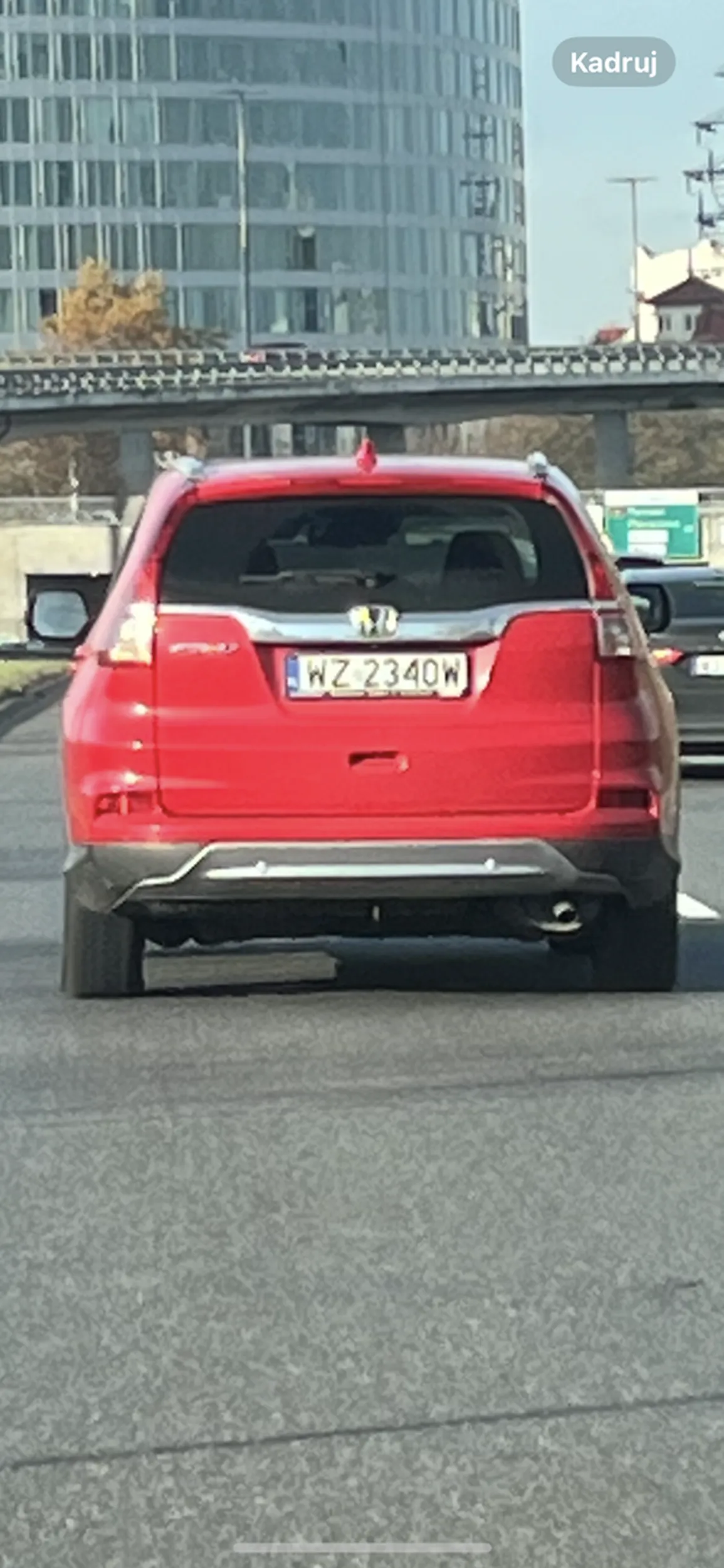 Kierowca niespodziewanie, bez sprawdzenia czy ma możliwość zmiany pasa, wymusza pierwszeństwo, zmuszając do niebezpiecznego hamowania. Dodam, że jestem w ciąży, ale nie muszę pewnie dodawać jakie skutki wywołuje nagle hamowanie i taka agresywna jazda.