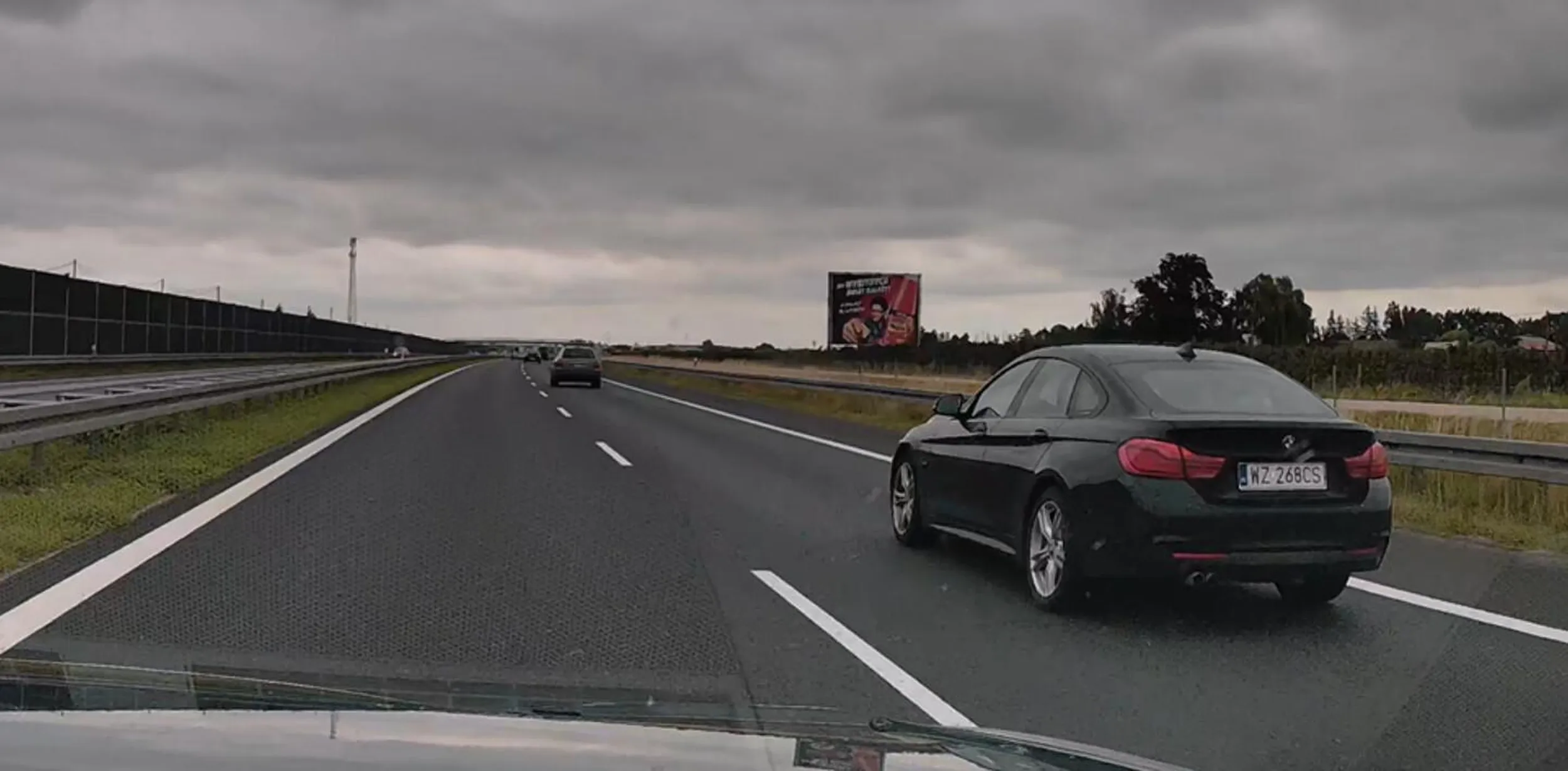 zachowuje się jak burak