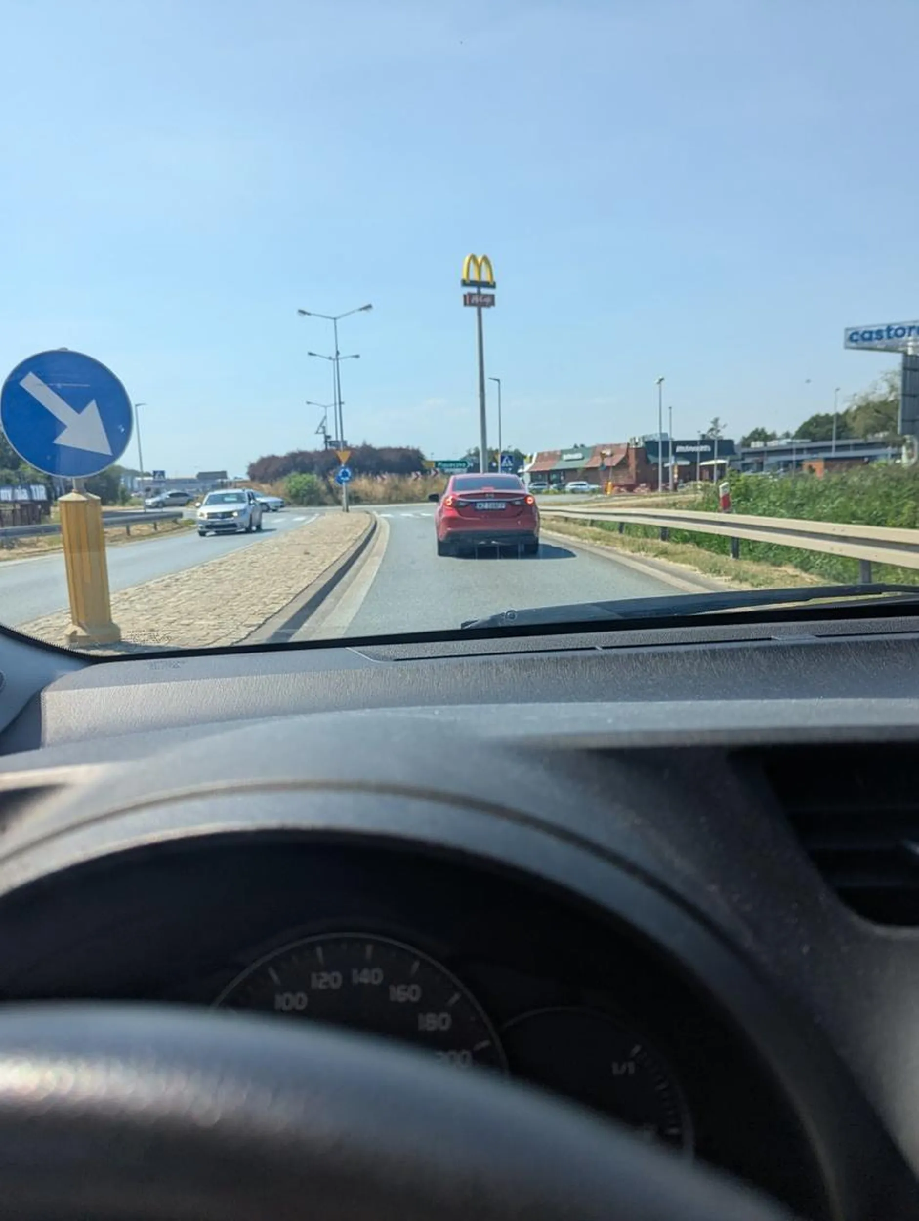 Śmieć wywala butelki przez okno