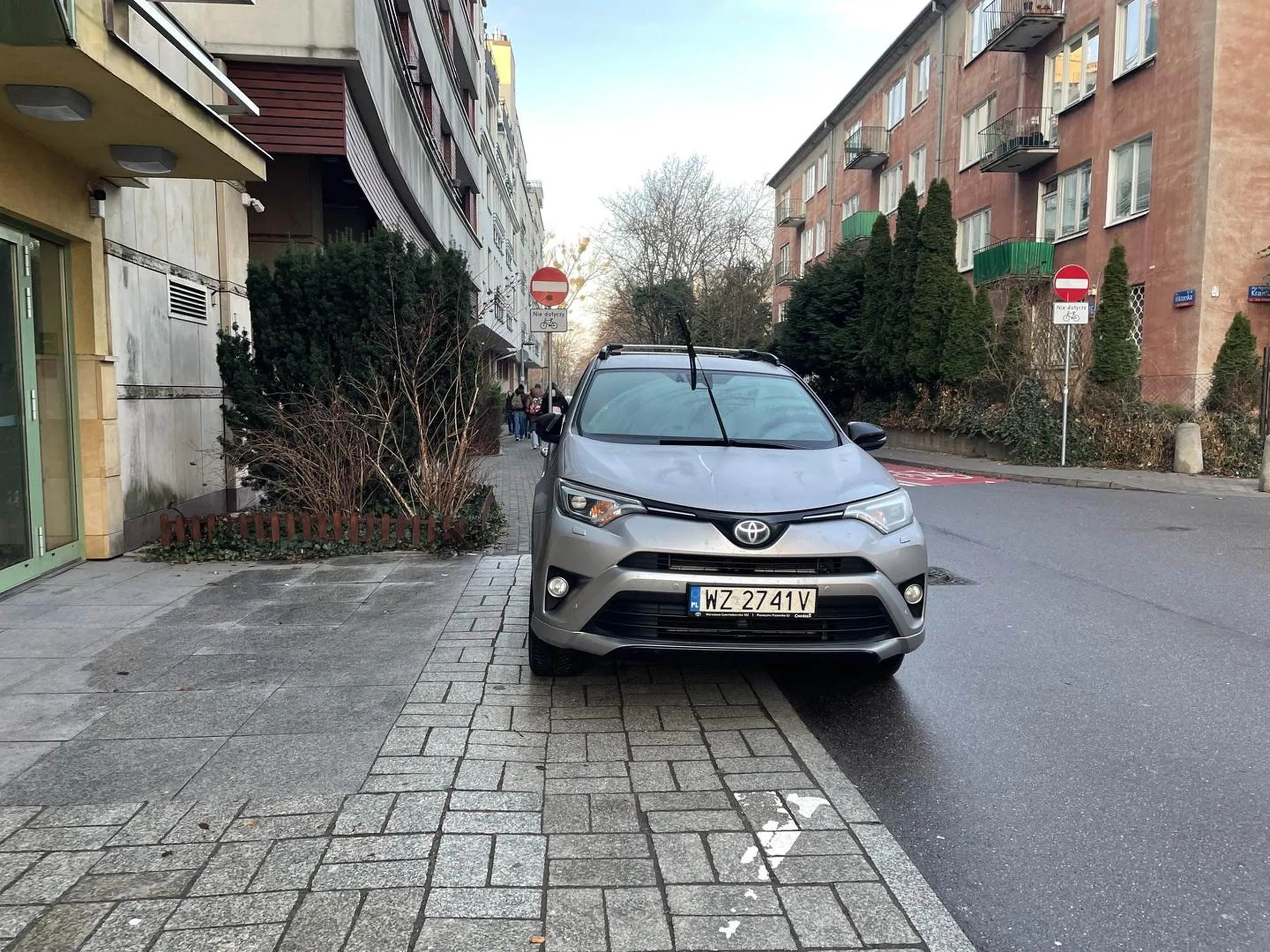 Geniusz parkowania, szkoda że z wózkiem musiałem iść ulicą