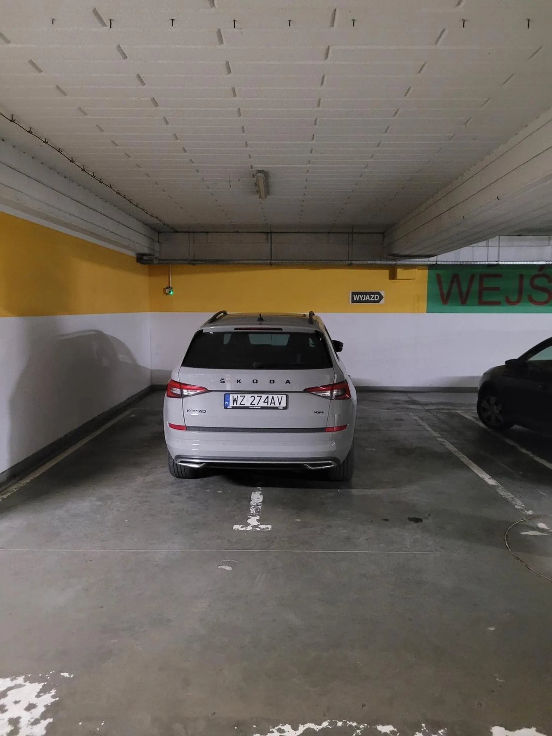 Pani kierującą pojazdem zadbała o to aby dziecko wysiadające z samochodu miało odpowiednią ilość miejsca.