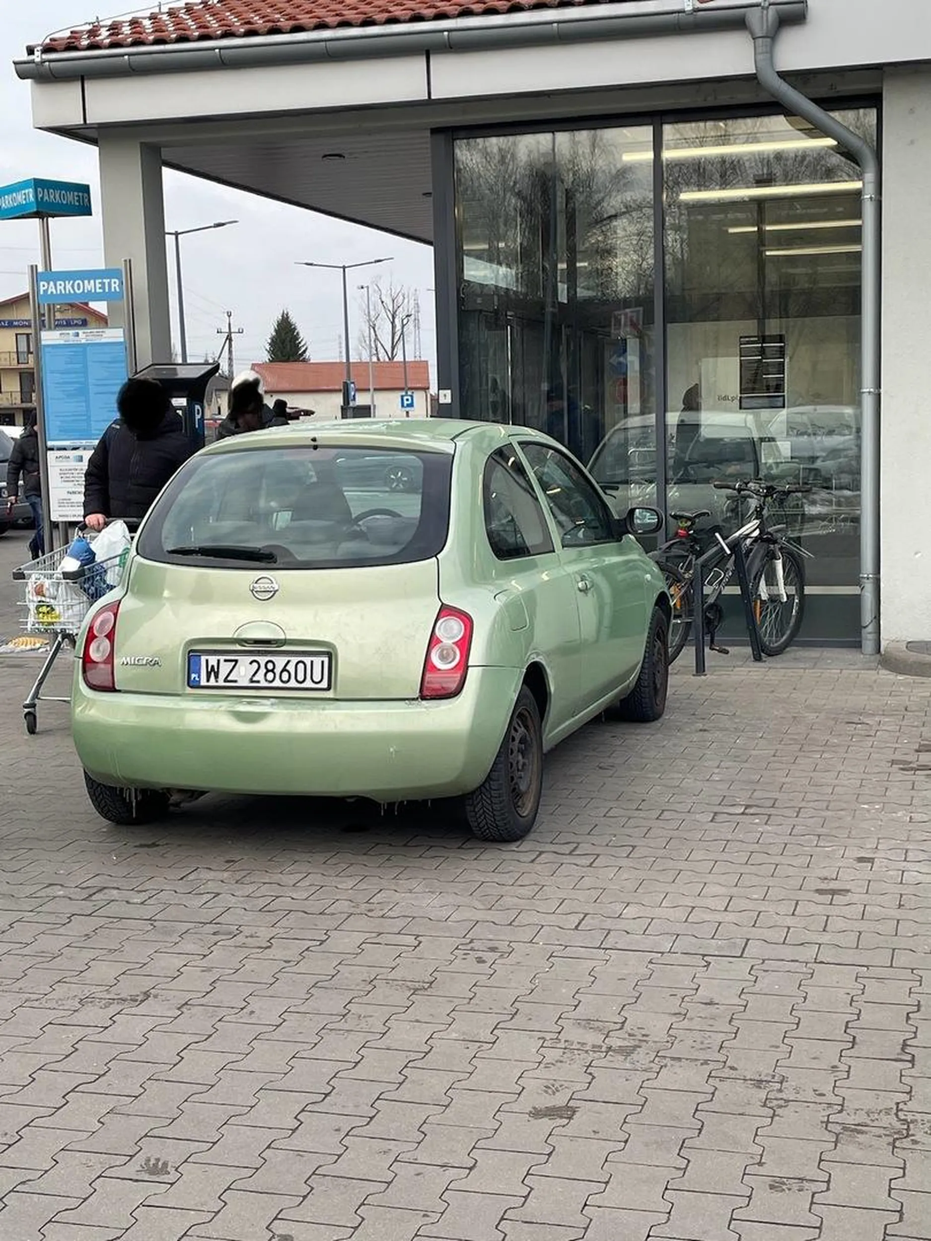 Panienka parkuje zastawiając parking dla rowerów, żeby mieć blisko do sklepu. Pomimo zwrócenia uwagi i wolnych miejsc obok.