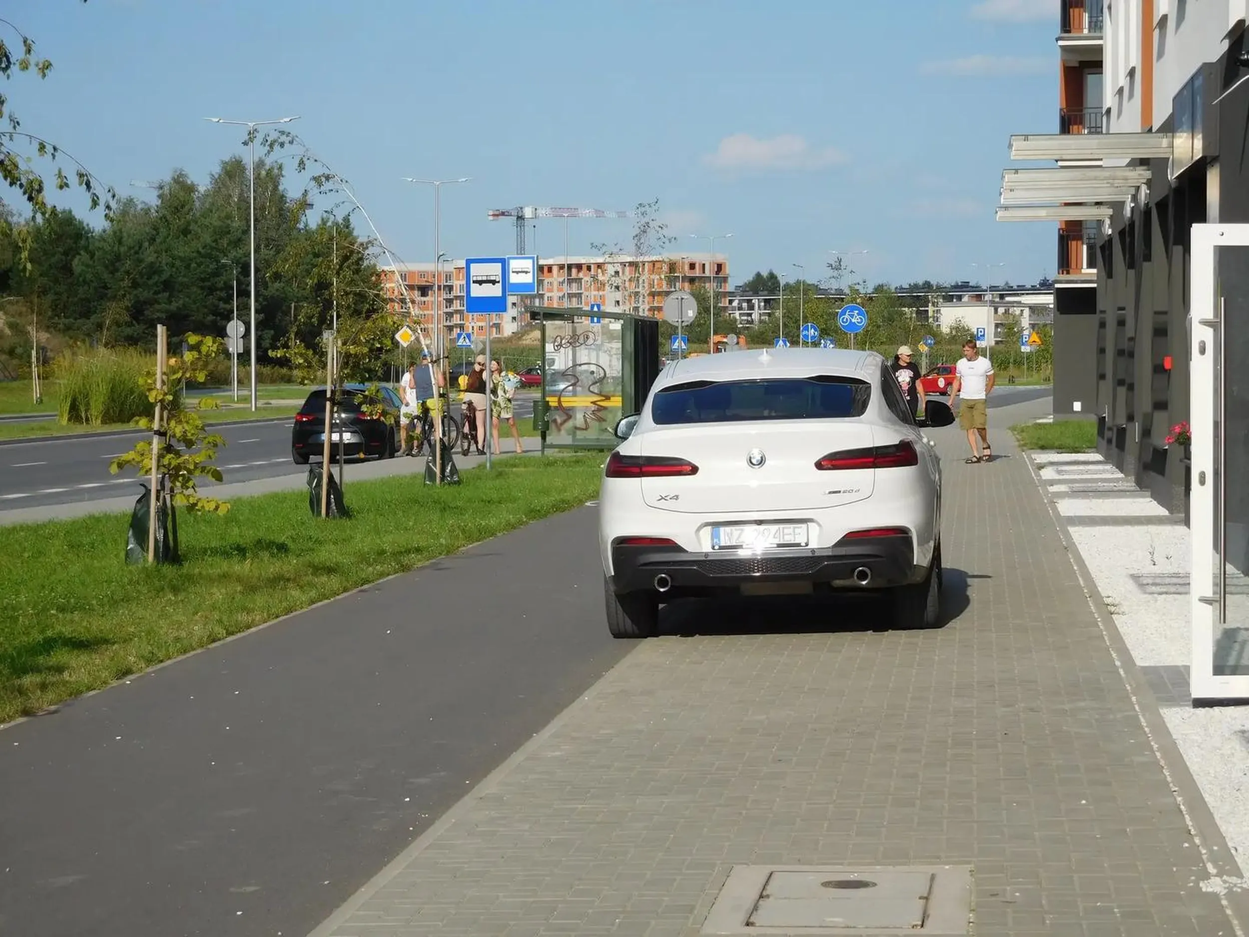 pan miastowy przyjechał na wieś to i może stawać gdzie chce, pewnie ma nawet autokasko