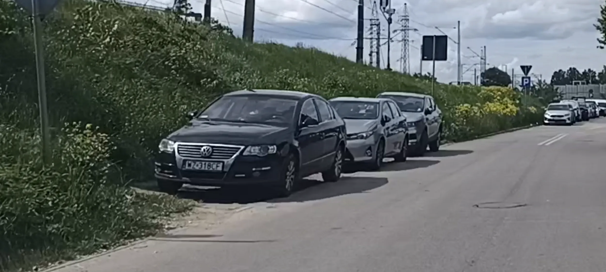 Ej tutaj jest trawnik a raczej resztki co z niego zrobiliście chamy, kiedy parkujecie w tym miejscu, gdzie nie ma miejsca na parkowanie.