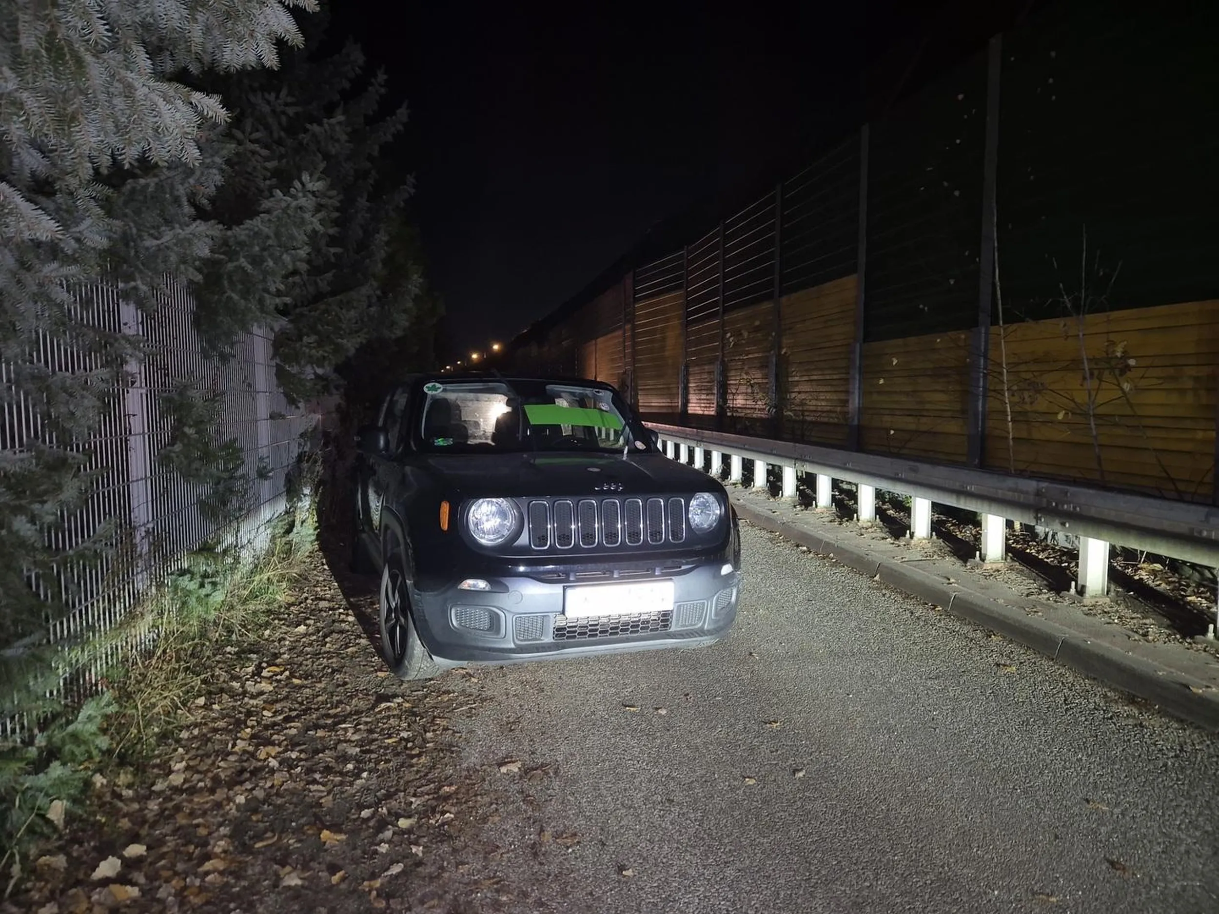 Facet zablokował drogę, całkowicie przejazd. Jak widać na długo - ma poobklejane szyby, przebite opony przez ludzi.