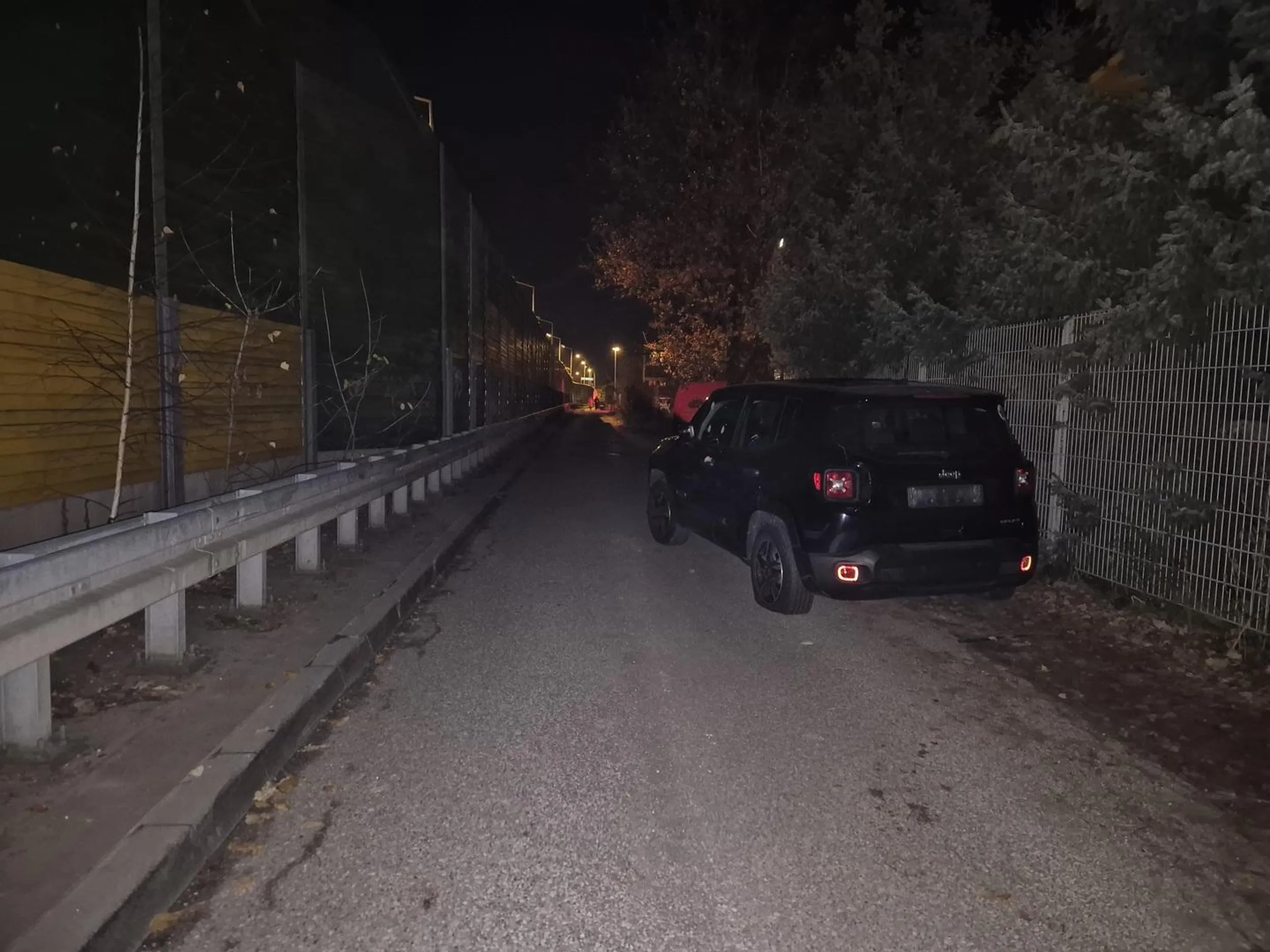 Facet zablokował drogę, całkowicie przejazd. Jak widać na długo - ma poobklejane szyby, przebite opony przez ludzi.