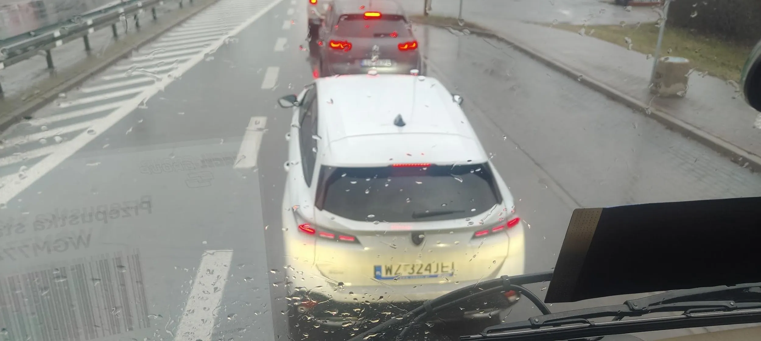 Jak wyprzedzasz na łuku to trzymaj się swojego pasa a nie przycinasz i wjeżdżasz na mój