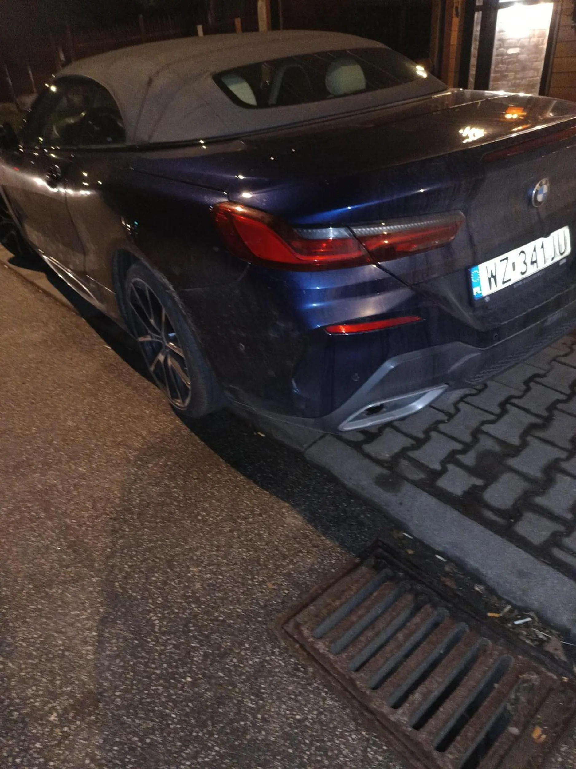 Upośledzony właściciel Be Em We w stanie zbliżonym do auta po powodziowego zaparkował pod pizzerią w Ursusie na 3 miejscach parkingowych. Brawo.