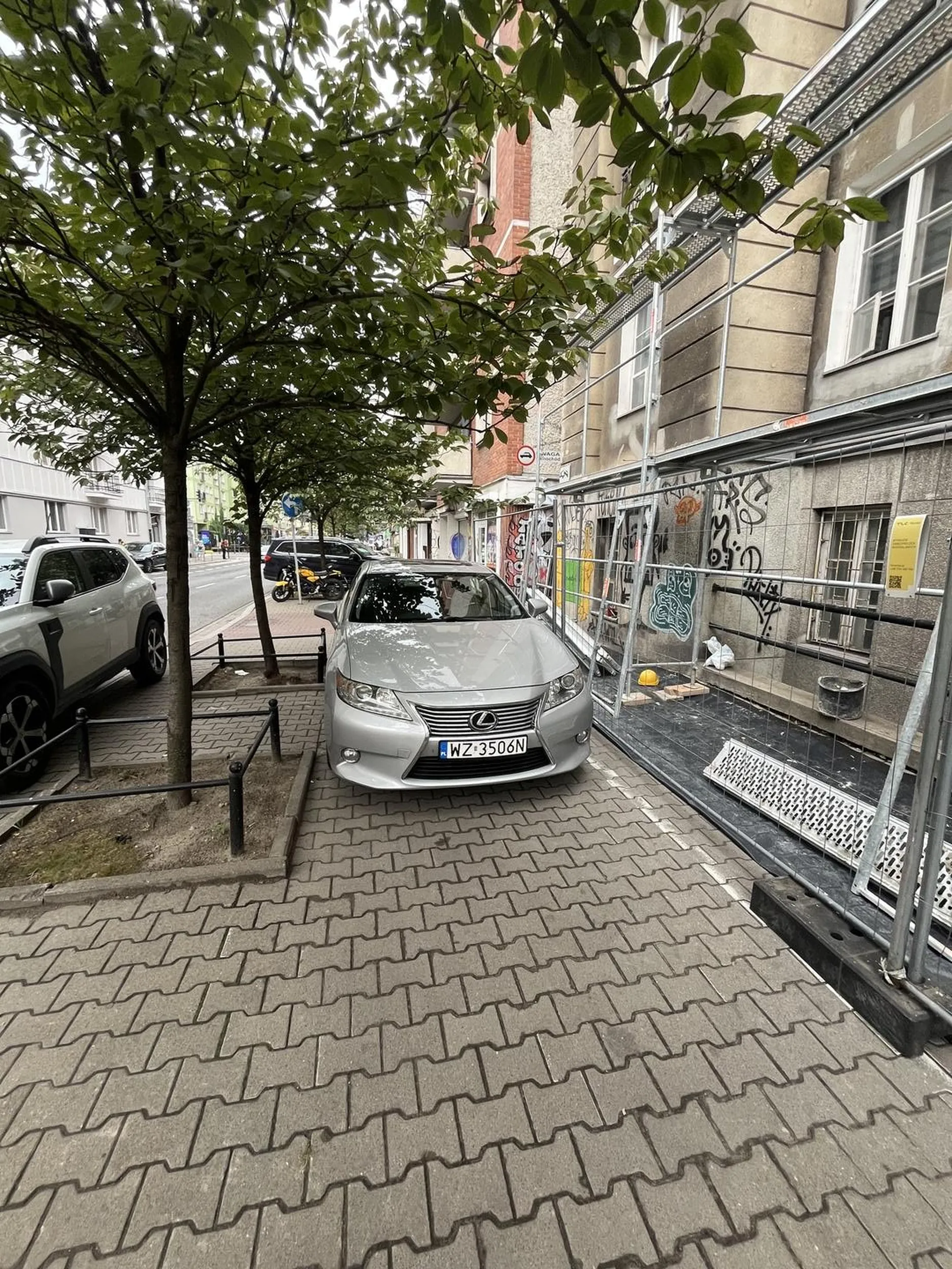 Na chodniku się nie parkuje.