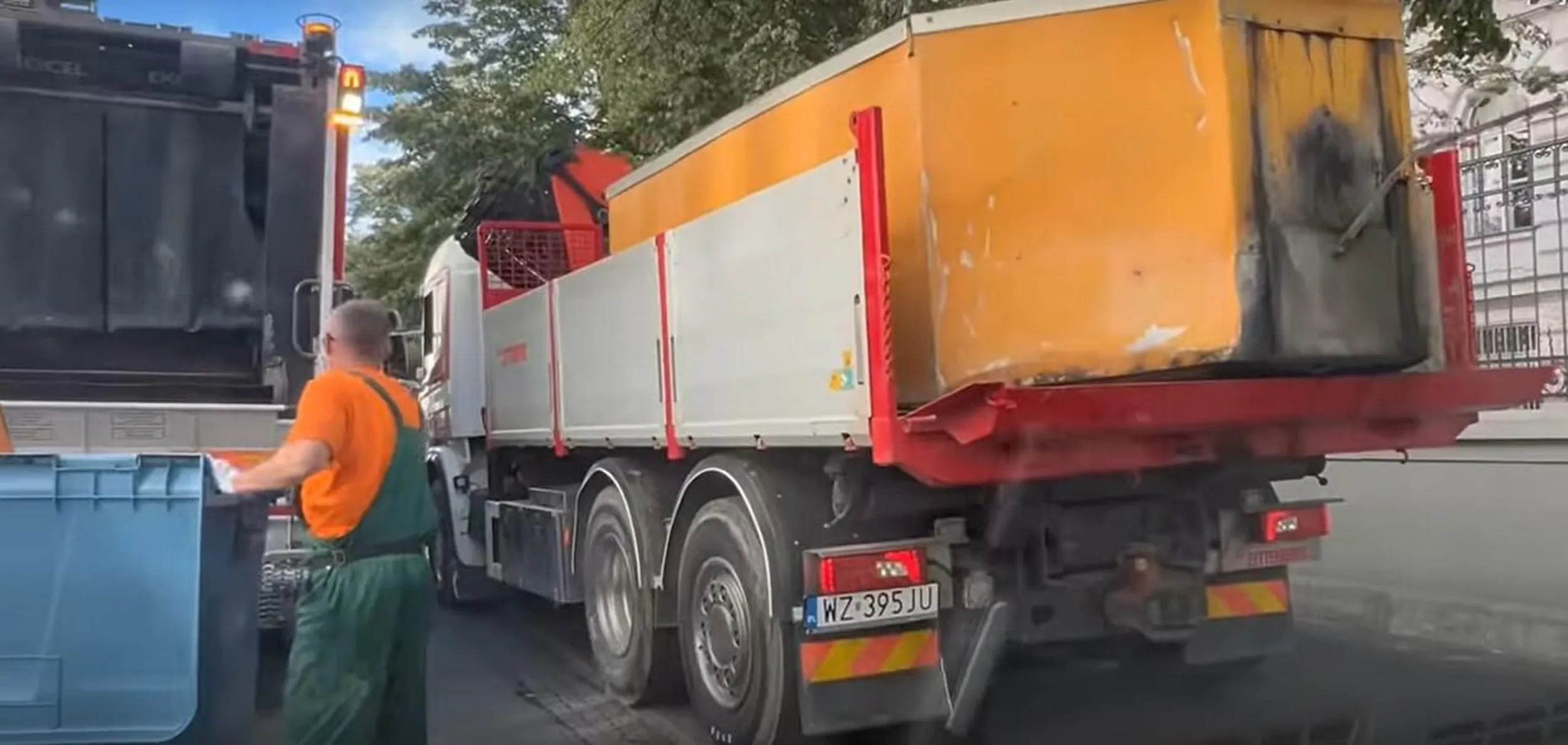 głąb rozjeżdża chodnik samochodem ciężarowym