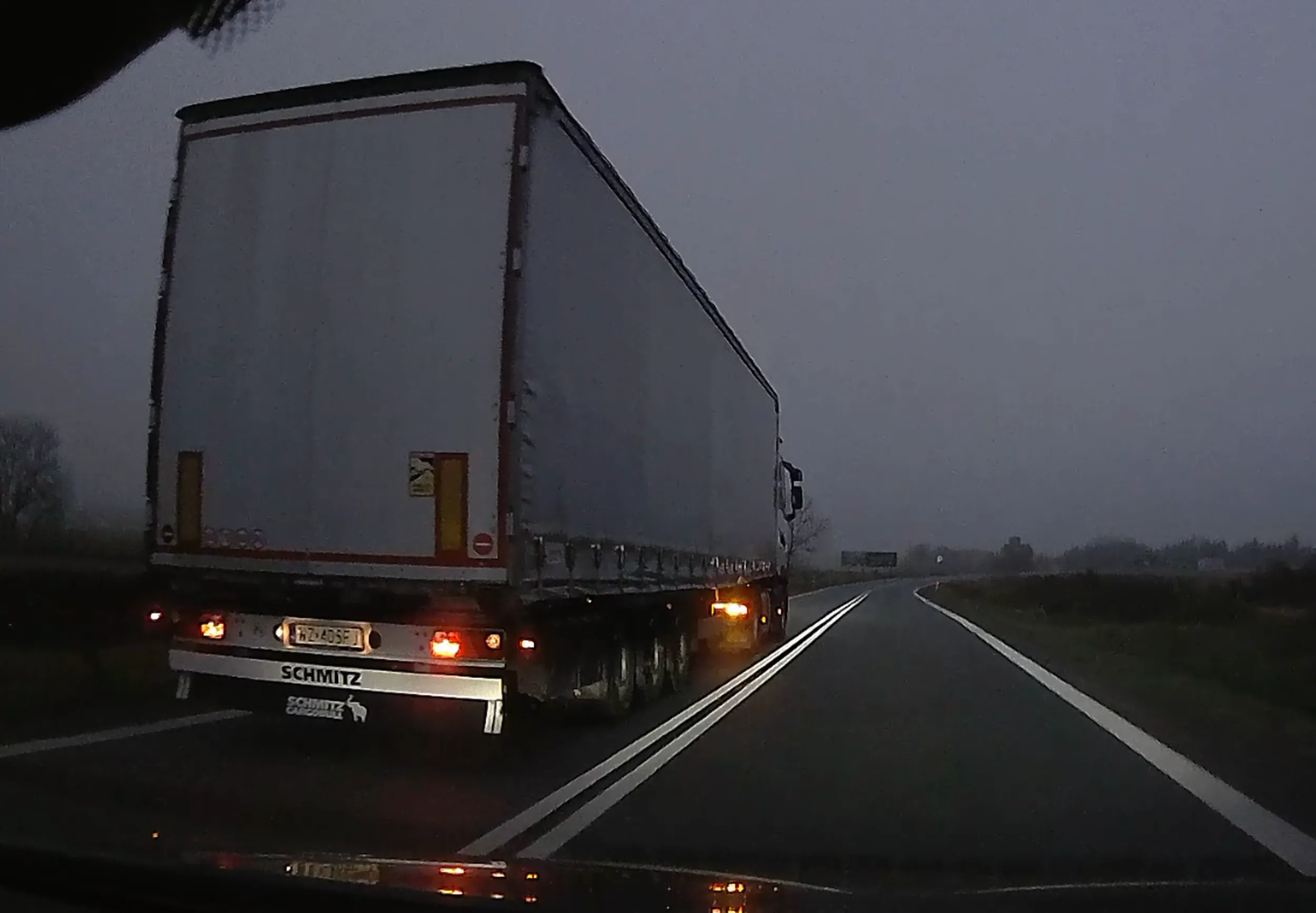 Siedzenie na zderzaku i wyprzedzanie na zakazie TIR-em bo za wolno mu było jechać 70 na ograniczeniu 70 przy temperaturze 0C i mokrej drodze.