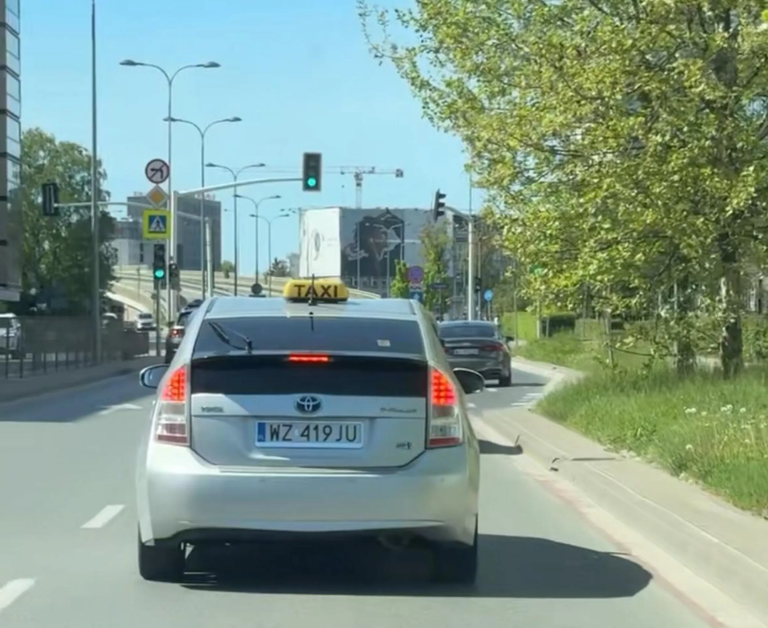 Kierowca jeździ jak wariat, umyślnie zajeżdża drogę jak ktoś mu się nie spodoba, taxi w Warszawie o numerze 25838-0039. Kierowca jeździ schowany za ciemna zasłonka, do tego pokazuje środkowy palec i tworzy sytuacje niebezpieczne. Wielkie zagrożenie dla pasażerów taksówek