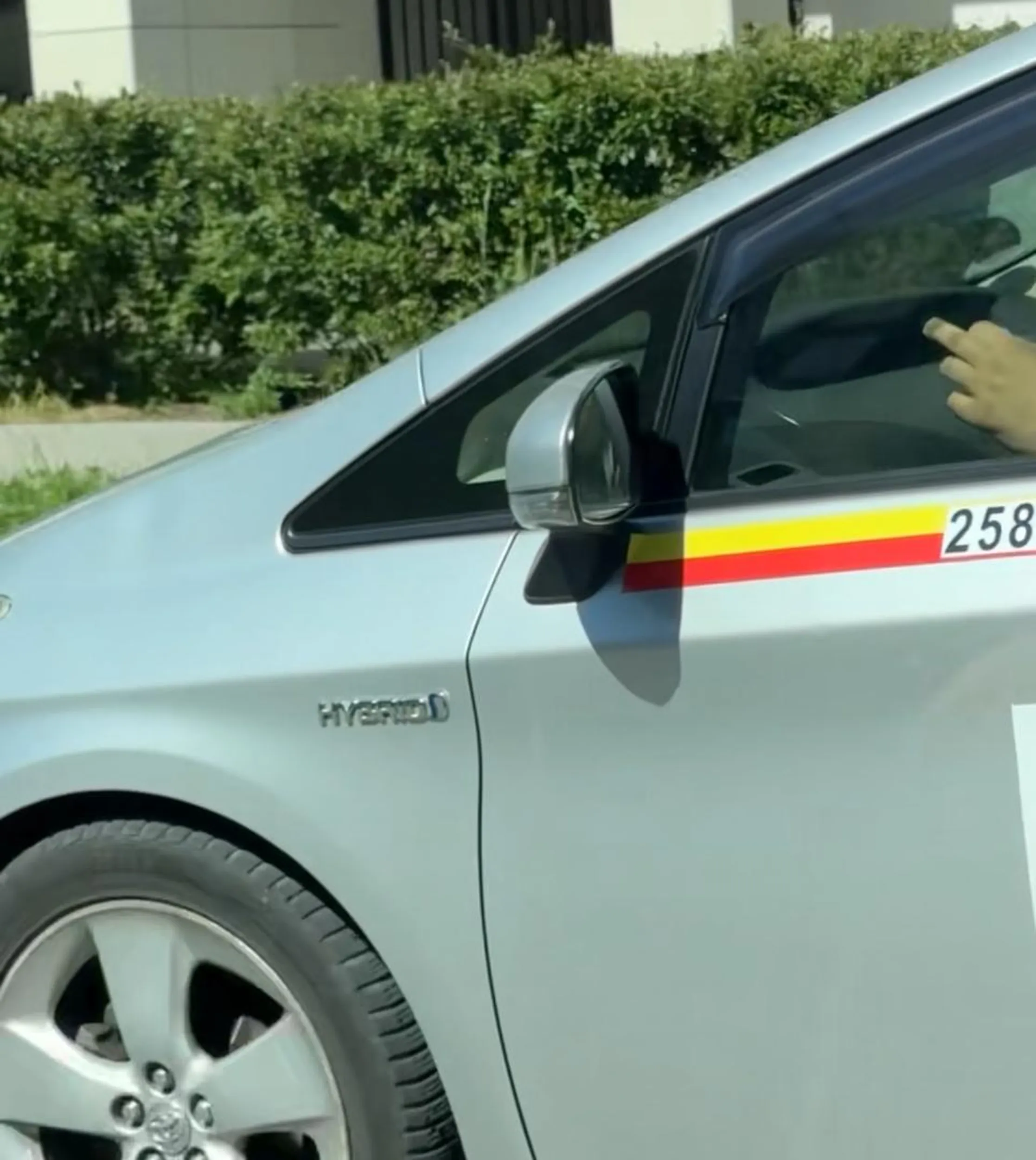 Kierowca jeździ jak wariat, umyślnie zajeżdża drogę jak ktoś mu się nie spodoba, taxi w Warszawie o numerze 25838-0039. Kierowca jeździ schowany za ciemna zasłonka, do tego pokazuje środkowy palec i tworzy sytuacje niebezpieczne. Wielkie zagrożenie dla pasażerów taksówek