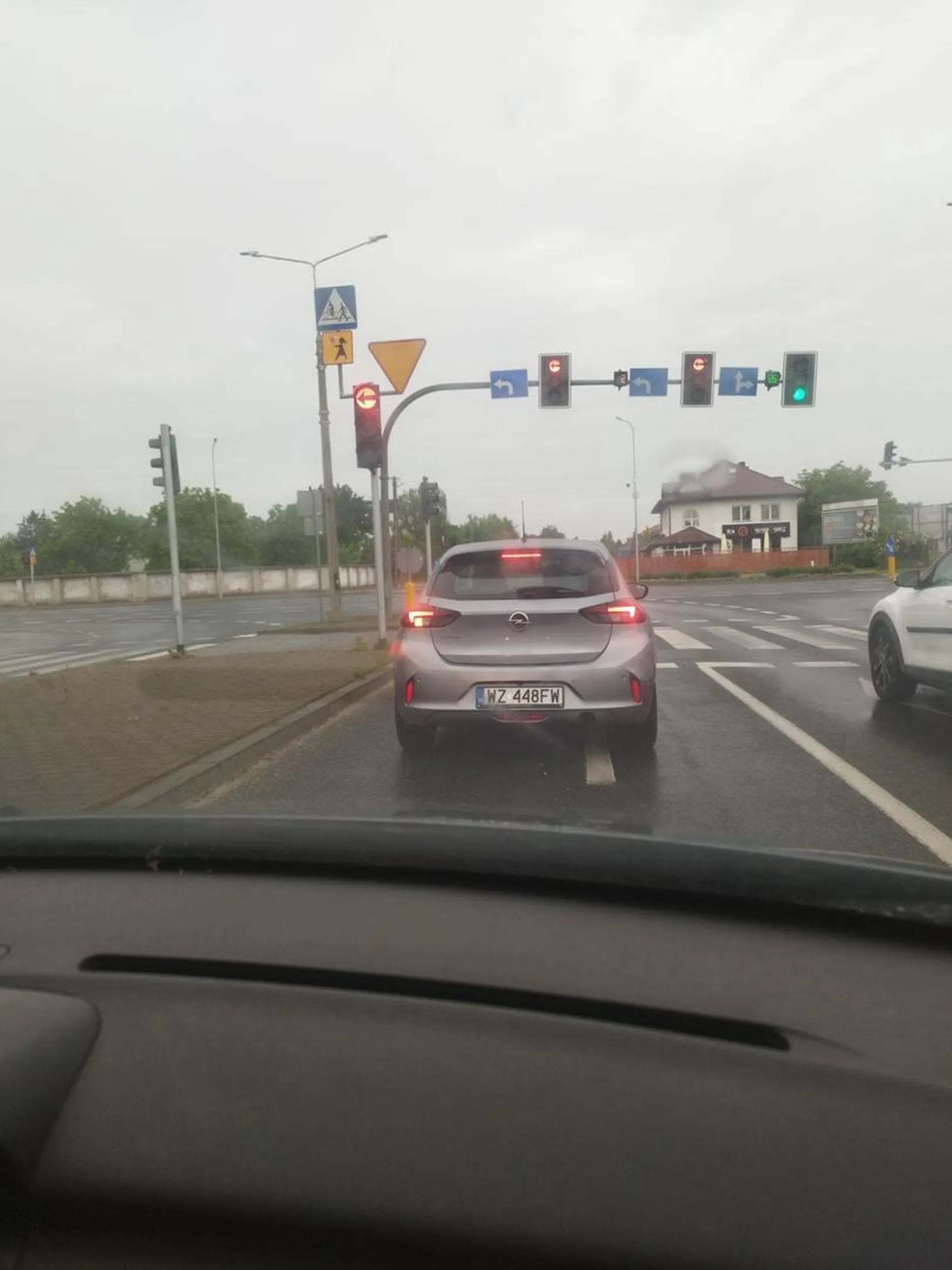 Zajechał drogę bedzwal. Wymusił pierwszeństwo, przez co oboje nie zdążyłem smy na zielonym.