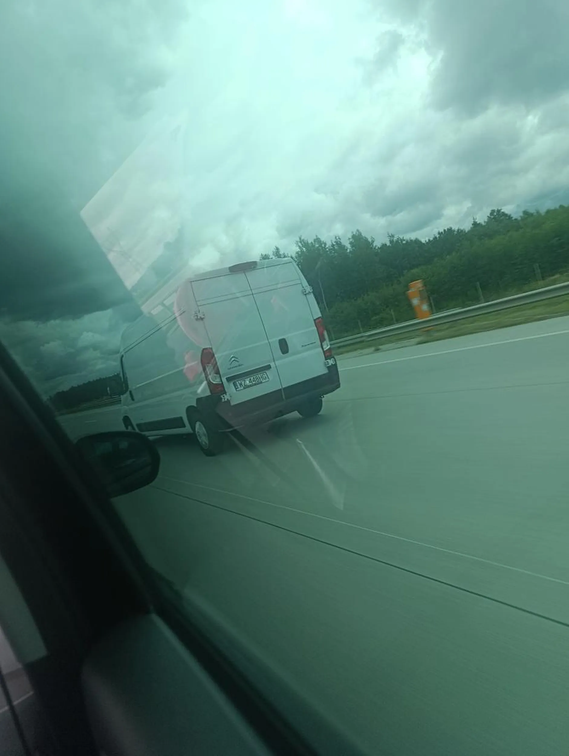 Uwaga na idiotę, wyjeżdża przed maskę w ostatniej chwili przy dużej prędkości na autostradzie!