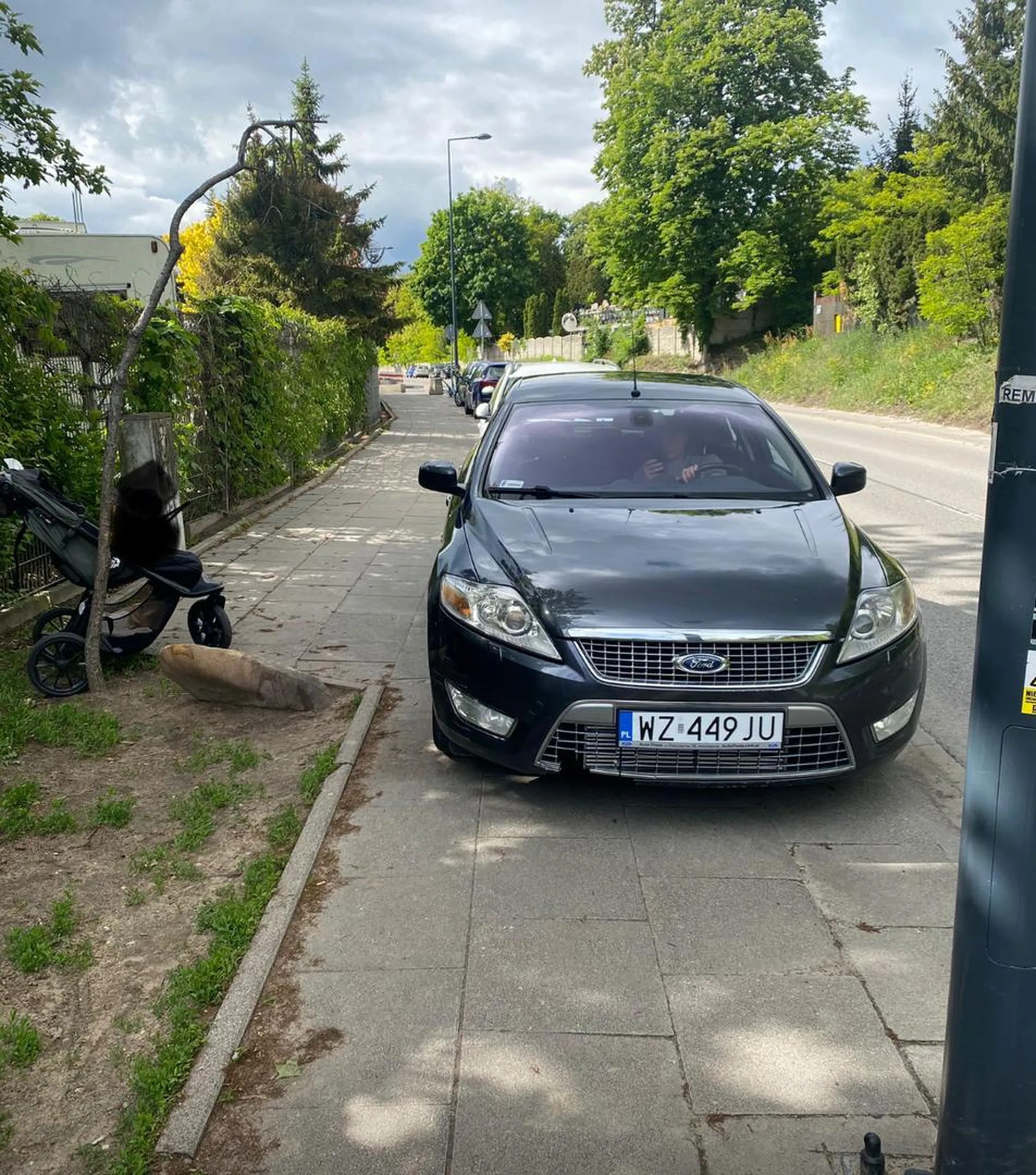 Bardzo niemiły a wręcz bezczelny kierowca. Zaparkował w sposób uniemożliwiający przejazd wózkiem z małym dzieckiem o czym dobrze wiedział, bo pokazywałam mu kamień i prosiłam o przestawienie samochodu na co śmial mi się w twarz. Zmuszona byłam przeciskać się po trawie.