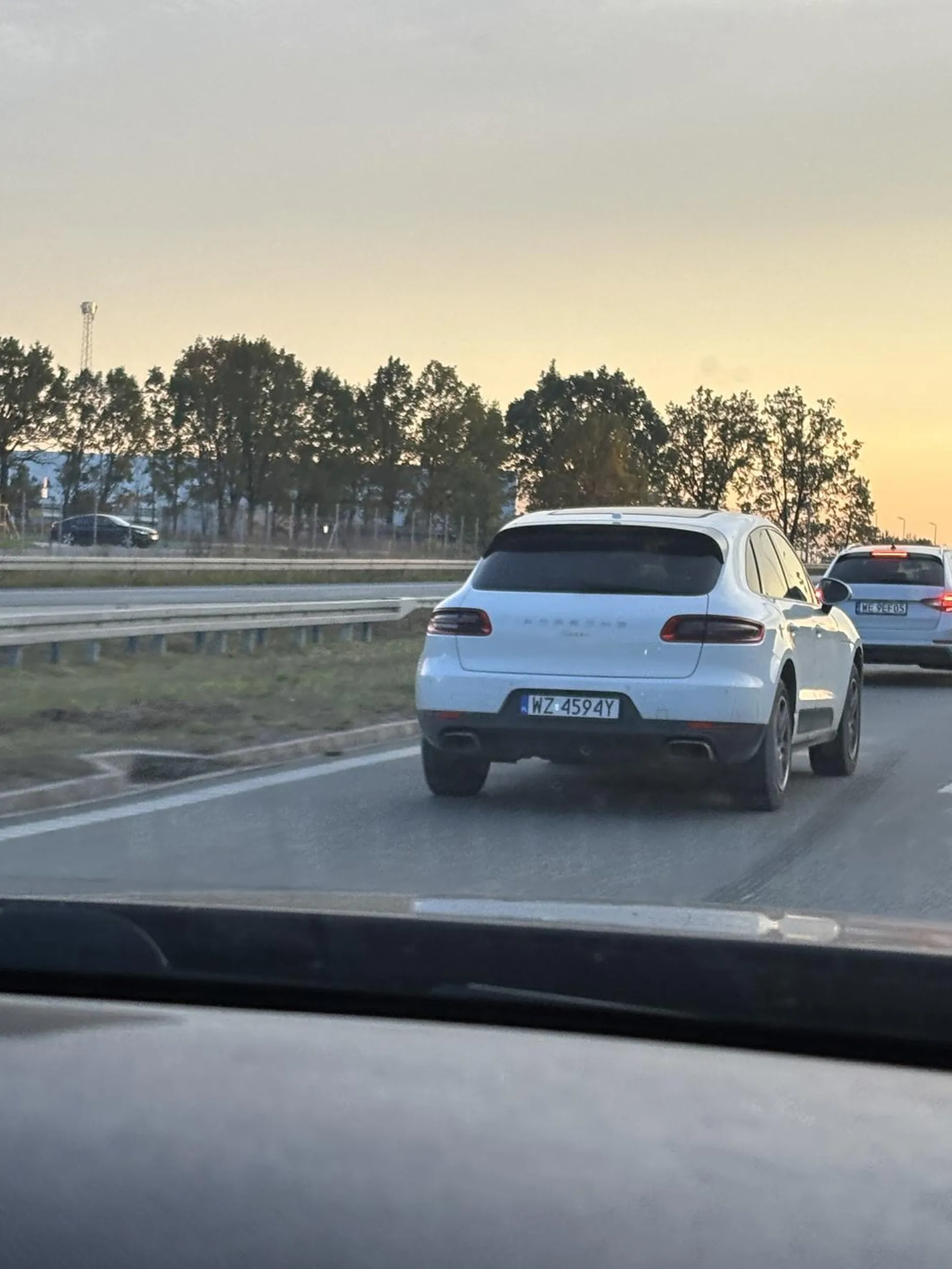 Wyprzedaż prawym pasem, nie zachowuje bezpiecznego dystansu, wcina się na centymetry na a8.