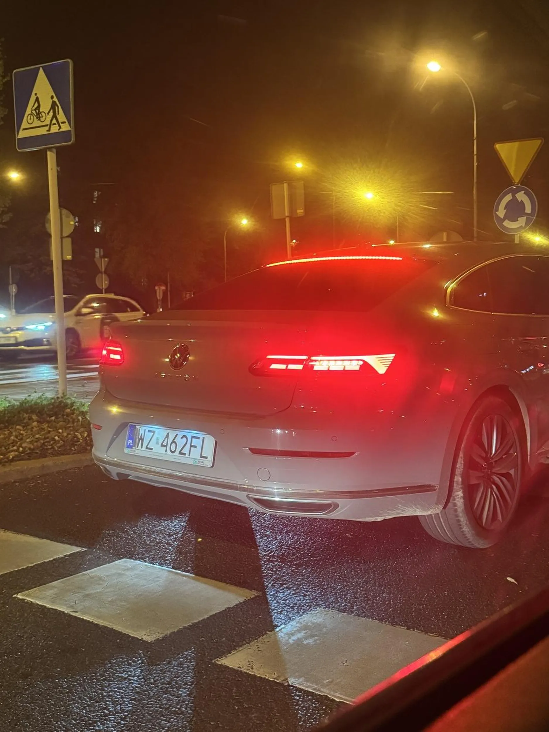 Staje na pasach i blokuje ruch pieszym masakra ?