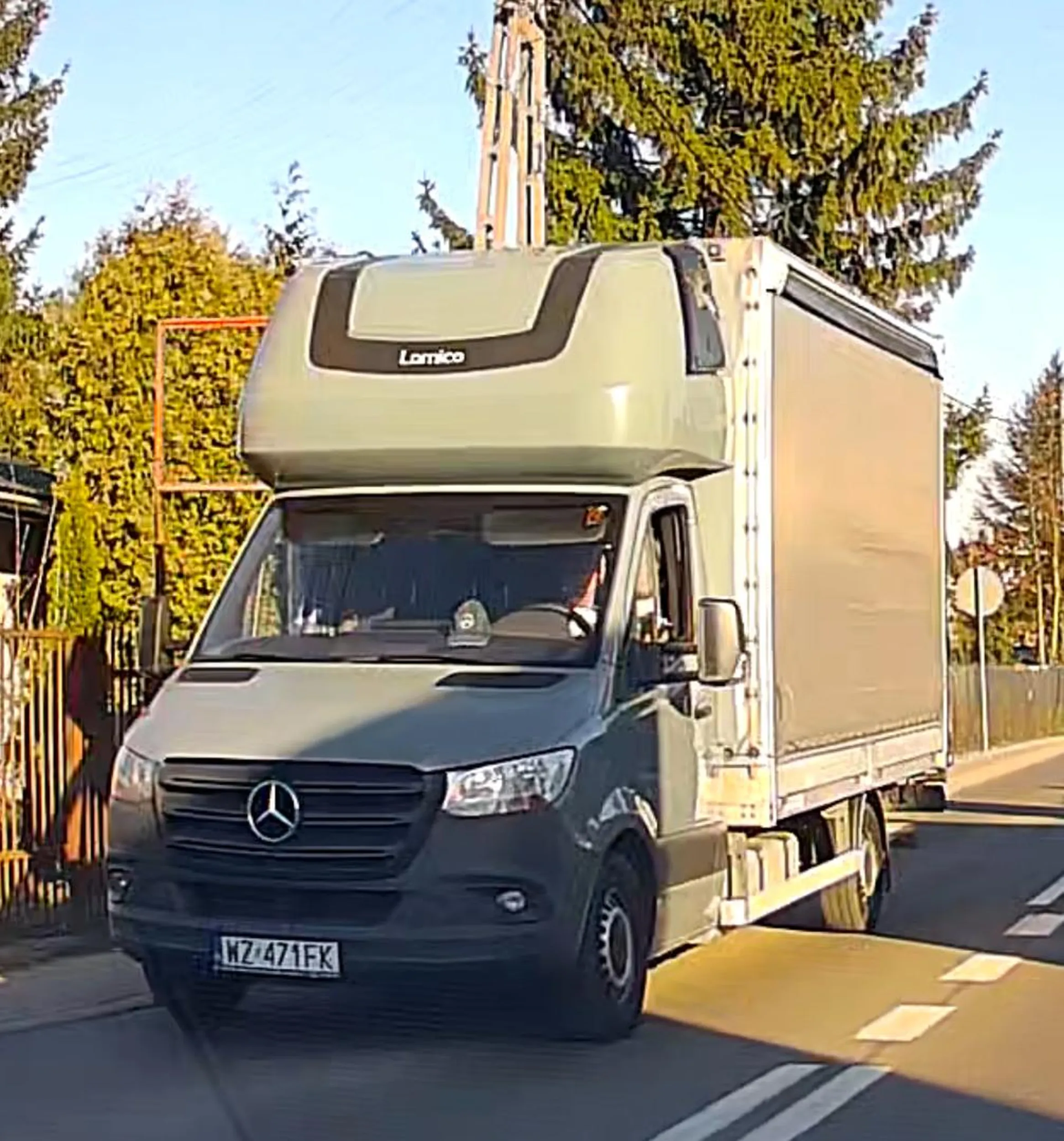 Śmieć bez kultury. W dupe sobie wsadź tego peta buraku niewychowany, a nie wyrzucasz na inne samochody.