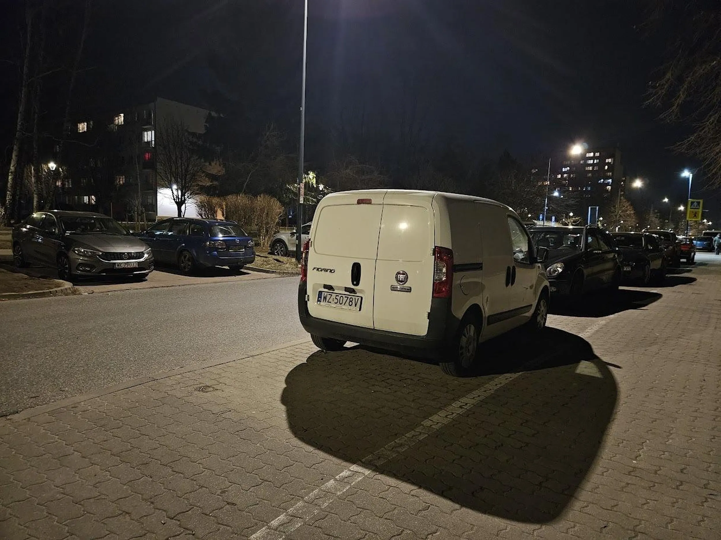 Właściciel tego porzuconego pojazdu poszukiwany... najwyższy czas odprowadzić ten pojazd tam gdzie jego miejsce... albo może jakiś olx, bo się sprzęt marnuje...